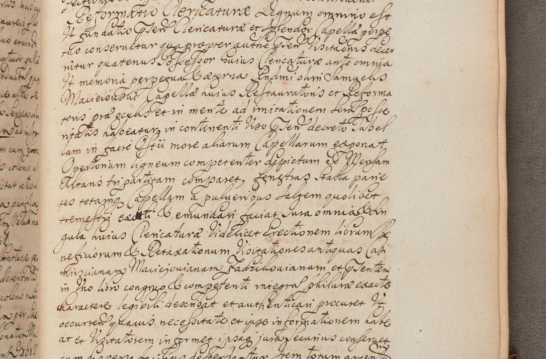 Zdjęcie nr 393 dla obiektu archiwalnego: In Nomine Domini Amen. ACTA VISITATIONIS. Externa sub Anno 1670 in Mense Julio incepta et in Augusto ac aliis Sequentibus eiusdem Anni mensibus per olim Illustrissimum ac Reverendissimum Dominum Andream Trzebicki Episcopum Cracoviensem in Cathedrali Ecclesia peractae, et successive per omnia et singula eiusdem Ecclesiae Sacella seu Capellas continuata atque ad hoc secundum volumen redacta et partim ob pestem Cracoviensem quadriennio grassantem partim ob alia legalia impedimenta quominus eadem Visitatio executa fuerit retardatae Demum morte praefati Illustrissimi et Reverendissimi Andreae Episcopi in Anno 1679 interveniente eadem Acta uti tam posthuma sub felici regimine Illustrissimi et Reverendissimi Domini Joannis Małachowski immediate in eundem Episcopatum succedentes ad effectum et finem executoris Authe. ordinaria in Anno 1682 sunt et fuerunt publicata, atque ideo illis omnibus et singulis quibus interest intimata.  VISITATIO Altarium Ecclesiae Cathedralis Cracoviensis infraspecificatorum circa translationem suorum ministeriorum et unionem Altaribus marmoreis ad quatuor columnas Ecclesiae sitis Anno Domini 1760 Die 17 Mensis Martij peracta. Perillustris Reverendissimus Dominus Hyacinthus Łopacki Canonicus Cathedralis et Archipresbyter Infulatus Cracoviensis Decanus Sandomiriensis a Celsissimo Illustrissimo Reverendissimo Domino Cajetano Ignatio Sołtyk Dei et Apostolicae Sedis Gratia Episcopo Cracoviensi Duce Severiae ad infrascripta delegatus per instrumentum tenoris sequentis ...
