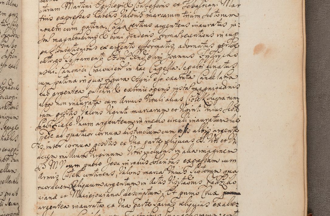 Zdjęcie nr 391 dla obiektu archiwalnego: In Nomine Domini Amen. ACTA VISITATIONIS. Externa sub Anno 1670 in Mense Julio incepta et in Augusto ac aliis Sequentibus eiusdem Anni mensibus per olim Illustrissimum ac Reverendissimum Dominum Andream Trzebicki Episcopum Cracoviensem in Cathedrali Ecclesia peractae, et successive per omnia et singula eiusdem Ecclesiae Sacella seu Capellas continuata atque ad hoc secundum volumen redacta et partim ob pestem Cracoviensem quadriennio grassantem partim ob alia legalia impedimenta quominus eadem Visitatio executa fuerit retardatae Demum morte praefati Illustrissimi et Reverendissimi Andreae Episcopi in Anno 1679 interveniente eadem Acta uti tam posthuma sub felici regimine Illustrissimi et Reverendissimi Domini Joannis Małachowski immediate in eundem Episcopatum succedentes ad effectum et finem executoris Authe. ordinaria in Anno 1682 sunt et fuerunt publicata, atque ideo illis omnibus et singulis quibus interest intimata.  VISITATIO Altarium Ecclesiae Cathedralis Cracoviensis infraspecificatorum circa translationem suorum ministeriorum et unionem Altaribus marmoreis ad quatuor columnas Ecclesiae sitis Anno Domini 1760 Die 17 Mensis Martij peracta. Perillustris Reverendissimus Dominus Hyacinthus Łopacki Canonicus Cathedralis et Archipresbyter Infulatus Cracoviensis Decanus Sandomiriensis a Celsissimo Illustrissimo Reverendissimo Domino Cajetano Ignatio Sołtyk Dei et Apostolicae Sedis Gratia Episcopo Cracoviensi Duce Severiae ad infrascripta delegatus per instrumentum tenoris sequentis ...
