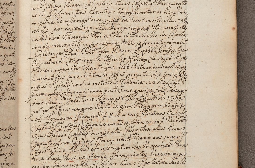 Zdjęcie nr 389 dla obiektu archiwalnego: In Nomine Domini Amen. ACTA VISITATIONIS. Externa sub Anno 1670 in Mense Julio incepta et in Augusto ac aliis Sequentibus eiusdem Anni mensibus per olim Illustrissimum ac Reverendissimum Dominum Andream Trzebicki Episcopum Cracoviensem in Cathedrali Ecclesia peractae, et successive per omnia et singula eiusdem Ecclesiae Sacella seu Capellas continuata atque ad hoc secundum volumen redacta et partim ob pestem Cracoviensem quadriennio grassantem partim ob alia legalia impedimenta quominus eadem Visitatio executa fuerit retardatae Demum morte praefati Illustrissimi et Reverendissimi Andreae Episcopi in Anno 1679 interveniente eadem Acta uti tam posthuma sub felici regimine Illustrissimi et Reverendissimi Domini Joannis Małachowski immediate in eundem Episcopatum succedentes ad effectum et finem executoris Authe. ordinaria in Anno 1682 sunt et fuerunt publicata, atque ideo illis omnibus et singulis quibus interest intimata.  VISITATIO Altarium Ecclesiae Cathedralis Cracoviensis infraspecificatorum circa translationem suorum ministeriorum et unionem Altaribus marmoreis ad quatuor columnas Ecclesiae sitis Anno Domini 1760 Die 17 Mensis Martij peracta. Perillustris Reverendissimus Dominus Hyacinthus Łopacki Canonicus Cathedralis et Archipresbyter Infulatus Cracoviensis Decanus Sandomiriensis a Celsissimo Illustrissimo Reverendissimo Domino Cajetano Ignatio Sołtyk Dei et Apostolicae Sedis Gratia Episcopo Cracoviensi Duce Severiae ad infrascripta delegatus per instrumentum tenoris sequentis ...