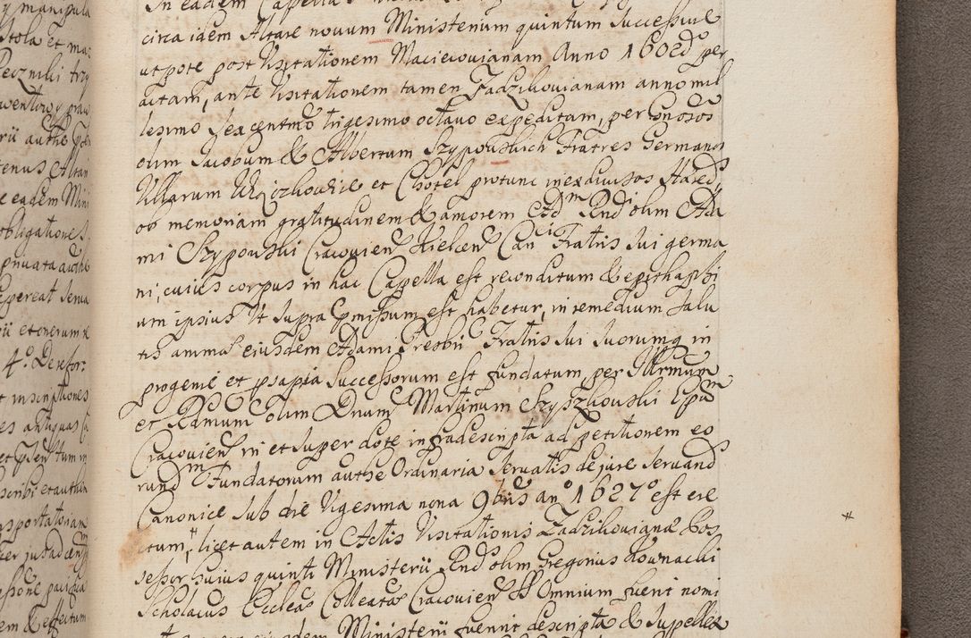 Zdjęcie nr 377 dla obiektu archiwalnego: In Nomine Domini Amen. ACTA VISITATIONIS. Externa sub Anno 1670 in Mense Julio incepta et in Augusto ac aliis Sequentibus eiusdem Anni mensibus per olim Illustrissimum ac Reverendissimum Dominum Andream Trzebicki Episcopum Cracoviensem in Cathedrali Ecclesia peractae, et successive per omnia et singula eiusdem Ecclesiae Sacella seu Capellas continuata atque ad hoc secundum volumen redacta et partim ob pestem Cracoviensem quadriennio grassantem partim ob alia legalia impedimenta quominus eadem Visitatio executa fuerit retardatae Demum morte praefati Illustrissimi et Reverendissimi Andreae Episcopi in Anno 1679 interveniente eadem Acta uti tam posthuma sub felici regimine Illustrissimi et Reverendissimi Domini Joannis Małachowski immediate in eundem Episcopatum succedentes ad effectum et finem executoris Authe. ordinaria in Anno 1682 sunt et fuerunt publicata, atque ideo illis omnibus et singulis quibus interest intimata.  VISITATIO Altarium Ecclesiae Cathedralis Cracoviensis infraspecificatorum circa translationem suorum ministeriorum et unionem Altaribus marmoreis ad quatuor columnas Ecclesiae sitis Anno Domini 1760 Die 17 Mensis Martij peracta. Perillustris Reverendissimus Dominus Hyacinthus Łopacki Canonicus Cathedralis et Archipresbyter Infulatus Cracoviensis Decanus Sandomiriensis a Celsissimo Illustrissimo Reverendissimo Domino Cajetano Ignatio Sołtyk Dei et Apostolicae Sedis Gratia Episcopo Cracoviensi Duce Severiae ad infrascripta delegatus per instrumentum tenoris sequentis ...