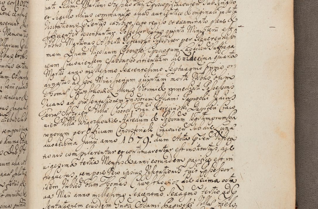 Zdjęcie nr 378 dla obiektu archiwalnego: In Nomine Domini Amen. ACTA VISITATIONIS. Externa sub Anno 1670 in Mense Julio incepta et in Augusto ac aliis Sequentibus eiusdem Anni mensibus per olim Illustrissimum ac Reverendissimum Dominum Andream Trzebicki Episcopum Cracoviensem in Cathedrali Ecclesia peractae, et successive per omnia et singula eiusdem Ecclesiae Sacella seu Capellas continuata atque ad hoc secundum volumen redacta et partim ob pestem Cracoviensem quadriennio grassantem partim ob alia legalia impedimenta quominus eadem Visitatio executa fuerit retardatae Demum morte praefati Illustrissimi et Reverendissimi Andreae Episcopi in Anno 1679 interveniente eadem Acta uti tam posthuma sub felici regimine Illustrissimi et Reverendissimi Domini Joannis Małachowski immediate in eundem Episcopatum succedentes ad effectum et finem executoris Authe. ordinaria in Anno 1682 sunt et fuerunt publicata, atque ideo illis omnibus et singulis quibus interest intimata.  VISITATIO Altarium Ecclesiae Cathedralis Cracoviensis infraspecificatorum circa translationem suorum ministeriorum et unionem Altaribus marmoreis ad quatuor columnas Ecclesiae sitis Anno Domini 1760 Die 17 Mensis Martij peracta. Perillustris Reverendissimus Dominus Hyacinthus Łopacki Canonicus Cathedralis et Archipresbyter Infulatus Cracoviensis Decanus Sandomiriensis a Celsissimo Illustrissimo Reverendissimo Domino Cajetano Ignatio Sołtyk Dei et Apostolicae Sedis Gratia Episcopo Cracoviensi Duce Severiae ad infrascripta delegatus per instrumentum tenoris sequentis ...