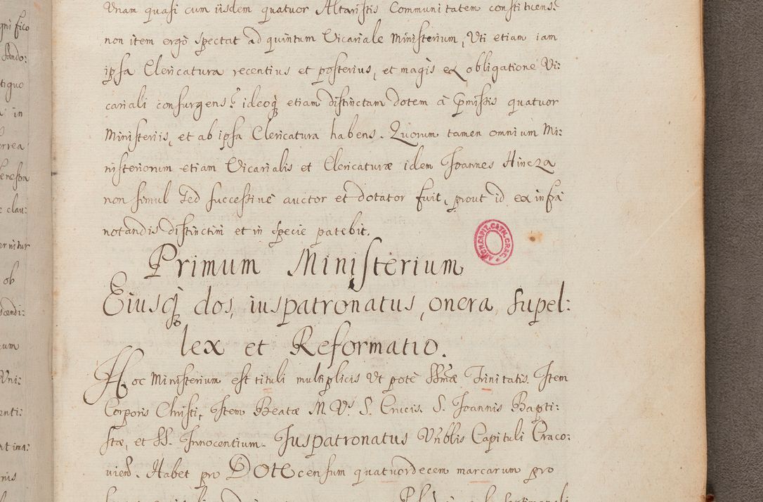Zdjęcie nr 356 dla obiektu archiwalnego: In Nomine Domini Amen. ACTA VISITATIONIS. Externa sub Anno 1670 in Mense Julio incepta et in Augusto ac aliis Sequentibus eiusdem Anni mensibus per olim Illustrissimum ac Reverendissimum Dominum Andream Trzebicki Episcopum Cracoviensem in Cathedrali Ecclesia peractae, et successive per omnia et singula eiusdem Ecclesiae Sacella seu Capellas continuata atque ad hoc secundum volumen redacta et partim ob pestem Cracoviensem quadriennio grassantem partim ob alia legalia impedimenta quominus eadem Visitatio executa fuerit retardatae Demum morte praefati Illustrissimi et Reverendissimi Andreae Episcopi in Anno 1679 interveniente eadem Acta uti tam posthuma sub felici regimine Illustrissimi et Reverendissimi Domini Joannis Małachowski immediate in eundem Episcopatum succedentes ad effectum et finem executoris Authe. ordinaria in Anno 1682 sunt et fuerunt publicata, atque ideo illis omnibus et singulis quibus interest intimata.  VISITATIO Altarium Ecclesiae Cathedralis Cracoviensis infraspecificatorum circa translationem suorum ministeriorum et unionem Altaribus marmoreis ad quatuor columnas Ecclesiae sitis Anno Domini 1760 Die 17 Mensis Martij peracta. Perillustris Reverendissimus Dominus Hyacinthus Łopacki Canonicus Cathedralis et Archipresbyter Infulatus Cracoviensis Decanus Sandomiriensis a Celsissimo Illustrissimo Reverendissimo Domino Cajetano Ignatio Sołtyk Dei et Apostolicae Sedis Gratia Episcopo Cracoviensi Duce Severiae ad infrascripta delegatus per instrumentum tenoris sequentis ...