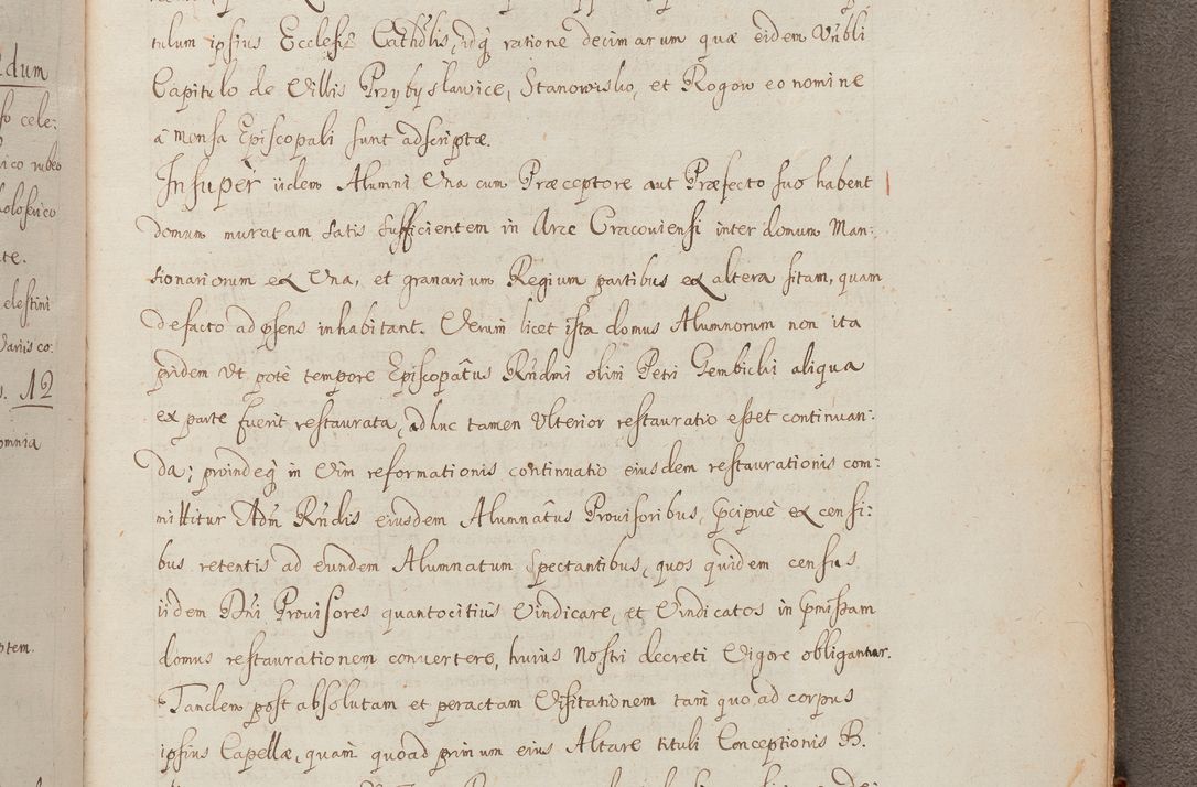 Zdjęcie nr 351 dla obiektu archiwalnego: In Nomine Domini Amen. ACTA VISITATIONIS. Externa sub Anno 1670 in Mense Julio incepta et in Augusto ac aliis Sequentibus eiusdem Anni mensibus per olim Illustrissimum ac Reverendissimum Dominum Andream Trzebicki Episcopum Cracoviensem in Cathedrali Ecclesia peractae, et successive per omnia et singula eiusdem Ecclesiae Sacella seu Capellas continuata atque ad hoc secundum volumen redacta et partim ob pestem Cracoviensem quadriennio grassantem partim ob alia legalia impedimenta quominus eadem Visitatio executa fuerit retardatae Demum morte praefati Illustrissimi et Reverendissimi Andreae Episcopi in Anno 1679 interveniente eadem Acta uti tam posthuma sub felici regimine Illustrissimi et Reverendissimi Domini Joannis Małachowski immediate in eundem Episcopatum succedentes ad effectum et finem executoris Authe. ordinaria in Anno 1682 sunt et fuerunt publicata, atque ideo illis omnibus et singulis quibus interest intimata.  VISITATIO Altarium Ecclesiae Cathedralis Cracoviensis infraspecificatorum circa translationem suorum ministeriorum et unionem Altaribus marmoreis ad quatuor columnas Ecclesiae sitis Anno Domini 1760 Die 17 Mensis Martij peracta. Perillustris Reverendissimus Dominus Hyacinthus Łopacki Canonicus Cathedralis et Archipresbyter Infulatus Cracoviensis Decanus Sandomiriensis a Celsissimo Illustrissimo Reverendissimo Domino Cajetano Ignatio Sołtyk Dei et Apostolicae Sedis Gratia Episcopo Cracoviensi Duce Severiae ad infrascripta delegatus per instrumentum tenoris sequentis ...