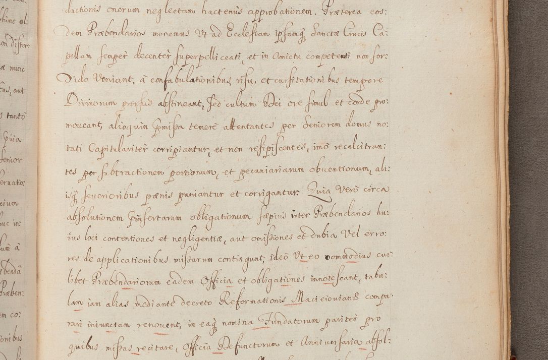 Zdjęcie nr 343 dla obiektu archiwalnego: In Nomine Domini Amen. ACTA VISITATIONIS. Externa sub Anno 1670 in Mense Julio incepta et in Augusto ac aliis Sequentibus eiusdem Anni mensibus per olim Illustrissimum ac Reverendissimum Dominum Andream Trzebicki Episcopum Cracoviensem in Cathedrali Ecclesia peractae, et successive per omnia et singula eiusdem Ecclesiae Sacella seu Capellas continuata atque ad hoc secundum volumen redacta et partim ob pestem Cracoviensem quadriennio grassantem partim ob alia legalia impedimenta quominus eadem Visitatio executa fuerit retardatae Demum morte praefati Illustrissimi et Reverendissimi Andreae Episcopi in Anno 1679 interveniente eadem Acta uti tam posthuma sub felici regimine Illustrissimi et Reverendissimi Domini Joannis Małachowski immediate in eundem Episcopatum succedentes ad effectum et finem executoris Authe. ordinaria in Anno 1682 sunt et fuerunt publicata, atque ideo illis omnibus et singulis quibus interest intimata.  VISITATIO Altarium Ecclesiae Cathedralis Cracoviensis infraspecificatorum circa translationem suorum ministeriorum et unionem Altaribus marmoreis ad quatuor columnas Ecclesiae sitis Anno Domini 1760 Die 17 Mensis Martij peracta. Perillustris Reverendissimus Dominus Hyacinthus Łopacki Canonicus Cathedralis et Archipresbyter Infulatus Cracoviensis Decanus Sandomiriensis a Celsissimo Illustrissimo Reverendissimo Domino Cajetano Ignatio Sołtyk Dei et Apostolicae Sedis Gratia Episcopo Cracoviensi Duce Severiae ad infrascripta delegatus per instrumentum tenoris sequentis ...