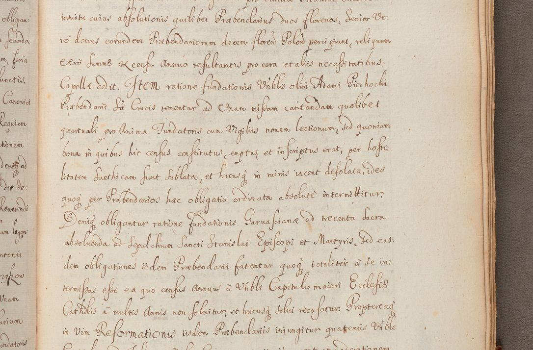 Zdjęcie nr 337 dla obiektu archiwalnego: In Nomine Domini Amen. ACTA VISITATIONIS. Externa sub Anno 1670 in Mense Julio incepta et in Augusto ac aliis Sequentibus eiusdem Anni mensibus per olim Illustrissimum ac Reverendissimum Dominum Andream Trzebicki Episcopum Cracoviensem in Cathedrali Ecclesia peractae, et successive per omnia et singula eiusdem Ecclesiae Sacella seu Capellas continuata atque ad hoc secundum volumen redacta et partim ob pestem Cracoviensem quadriennio grassantem partim ob alia legalia impedimenta quominus eadem Visitatio executa fuerit retardatae Demum morte praefati Illustrissimi et Reverendissimi Andreae Episcopi in Anno 1679 interveniente eadem Acta uti tam posthuma sub felici regimine Illustrissimi et Reverendissimi Domini Joannis Małachowski immediate in eundem Episcopatum succedentes ad effectum et finem executoris Authe. ordinaria in Anno 1682 sunt et fuerunt publicata, atque ideo illis omnibus et singulis quibus interest intimata.  VISITATIO Altarium Ecclesiae Cathedralis Cracoviensis infraspecificatorum circa translationem suorum ministeriorum et unionem Altaribus marmoreis ad quatuor columnas Ecclesiae sitis Anno Domini 1760 Die 17 Mensis Martij peracta. Perillustris Reverendissimus Dominus Hyacinthus Łopacki Canonicus Cathedralis et Archipresbyter Infulatus Cracoviensis Decanus Sandomiriensis a Celsissimo Illustrissimo Reverendissimo Domino Cajetano Ignatio Sołtyk Dei et Apostolicae Sedis Gratia Episcopo Cracoviensi Duce Severiae ad infrascripta delegatus per instrumentum tenoris sequentis ...