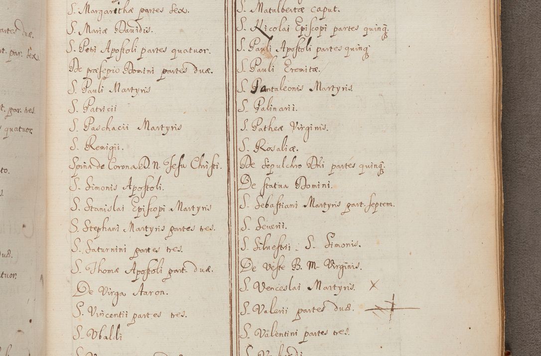 Zdjęcie nr 333 dla obiektu archiwalnego: In Nomine Domini Amen. ACTA VISITATIONIS. Externa sub Anno 1670 in Mense Julio incepta et in Augusto ac aliis Sequentibus eiusdem Anni mensibus per olim Illustrissimum ac Reverendissimum Dominum Andream Trzebicki Episcopum Cracoviensem in Cathedrali Ecclesia peractae, et successive per omnia et singula eiusdem Ecclesiae Sacella seu Capellas continuata atque ad hoc secundum volumen redacta et partim ob pestem Cracoviensem quadriennio grassantem partim ob alia legalia impedimenta quominus eadem Visitatio executa fuerit retardatae Demum morte praefati Illustrissimi et Reverendissimi Andreae Episcopi in Anno 1679 interveniente eadem Acta uti tam posthuma sub felici regimine Illustrissimi et Reverendissimi Domini Joannis Małachowski immediate in eundem Episcopatum succedentes ad effectum et finem executoris Authe. ordinaria in Anno 1682 sunt et fuerunt publicata, atque ideo illis omnibus et singulis quibus interest intimata.  VISITATIO Altarium Ecclesiae Cathedralis Cracoviensis infraspecificatorum circa translationem suorum ministeriorum et unionem Altaribus marmoreis ad quatuor columnas Ecclesiae sitis Anno Domini 1760 Die 17 Mensis Martij peracta. Perillustris Reverendissimus Dominus Hyacinthus Łopacki Canonicus Cathedralis et Archipresbyter Infulatus Cracoviensis Decanus Sandomiriensis a Celsissimo Illustrissimo Reverendissimo Domino Cajetano Ignatio Sołtyk Dei et Apostolicae Sedis Gratia Episcopo Cracoviensi Duce Severiae ad infrascripta delegatus per instrumentum tenoris sequentis ...