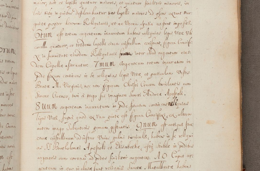 Zdjęcie nr 331 dla obiektu archiwalnego: In Nomine Domini Amen. ACTA VISITATIONIS. Externa sub Anno 1670 in Mense Julio incepta et in Augusto ac aliis Sequentibus eiusdem Anni mensibus per olim Illustrissimum ac Reverendissimum Dominum Andream Trzebicki Episcopum Cracoviensem in Cathedrali Ecclesia peractae, et successive per omnia et singula eiusdem Ecclesiae Sacella seu Capellas continuata atque ad hoc secundum volumen redacta et partim ob pestem Cracoviensem quadriennio grassantem partim ob alia legalia impedimenta quominus eadem Visitatio executa fuerit retardatae Demum morte praefati Illustrissimi et Reverendissimi Andreae Episcopi in Anno 1679 interveniente eadem Acta uti tam posthuma sub felici regimine Illustrissimi et Reverendissimi Domini Joannis Małachowski immediate in eundem Episcopatum succedentes ad effectum et finem executoris Authe. ordinaria in Anno 1682 sunt et fuerunt publicata, atque ideo illis omnibus et singulis quibus interest intimata.  VISITATIO Altarium Ecclesiae Cathedralis Cracoviensis infraspecificatorum circa translationem suorum ministeriorum et unionem Altaribus marmoreis ad quatuor columnas Ecclesiae sitis Anno Domini 1760 Die 17 Mensis Martij peracta. Perillustris Reverendissimus Dominus Hyacinthus Łopacki Canonicus Cathedralis et Archipresbyter Infulatus Cracoviensis Decanus Sandomiriensis a Celsissimo Illustrissimo Reverendissimo Domino Cajetano Ignatio Sołtyk Dei et Apostolicae Sedis Gratia Episcopo Cracoviensi Duce Severiae ad infrascripta delegatus per instrumentum tenoris sequentis ...