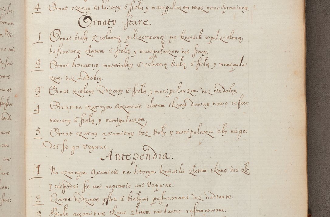 Zdjęcie nr 325 dla obiektu archiwalnego: In Nomine Domini Amen. ACTA VISITATIONIS. Externa sub Anno 1670 in Mense Julio incepta et in Augusto ac aliis Sequentibus eiusdem Anni mensibus per olim Illustrissimum ac Reverendissimum Dominum Andream Trzebicki Episcopum Cracoviensem in Cathedrali Ecclesia peractae, et successive per omnia et singula eiusdem Ecclesiae Sacella seu Capellas continuata atque ad hoc secundum volumen redacta et partim ob pestem Cracoviensem quadriennio grassantem partim ob alia legalia impedimenta quominus eadem Visitatio executa fuerit retardatae Demum morte praefati Illustrissimi et Reverendissimi Andreae Episcopi in Anno 1679 interveniente eadem Acta uti tam posthuma sub felici regimine Illustrissimi et Reverendissimi Domini Joannis Małachowski immediate in eundem Episcopatum succedentes ad effectum et finem executoris Authe. ordinaria in Anno 1682 sunt et fuerunt publicata, atque ideo illis omnibus et singulis quibus interest intimata.  VISITATIO Altarium Ecclesiae Cathedralis Cracoviensis infraspecificatorum circa translationem suorum ministeriorum et unionem Altaribus marmoreis ad quatuor columnas Ecclesiae sitis Anno Domini 1760 Die 17 Mensis Martij peracta. Perillustris Reverendissimus Dominus Hyacinthus Łopacki Canonicus Cathedralis et Archipresbyter Infulatus Cracoviensis Decanus Sandomiriensis a Celsissimo Illustrissimo Reverendissimo Domino Cajetano Ignatio Sołtyk Dei et Apostolicae Sedis Gratia Episcopo Cracoviensi Duce Severiae ad infrascripta delegatus per instrumentum tenoris sequentis ...