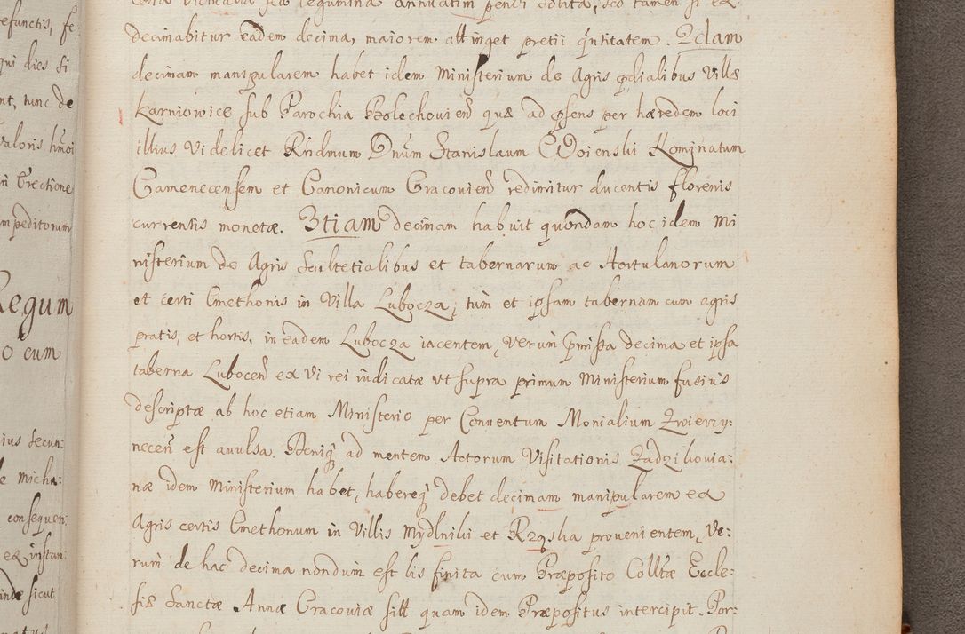 Zdjęcie nr 323 dla obiektu archiwalnego: In Nomine Domini Amen. ACTA VISITATIONIS. Externa sub Anno 1670 in Mense Julio incepta et in Augusto ac aliis Sequentibus eiusdem Anni mensibus per olim Illustrissimum ac Reverendissimum Dominum Andream Trzebicki Episcopum Cracoviensem in Cathedrali Ecclesia peractae, et successive per omnia et singula eiusdem Ecclesiae Sacella seu Capellas continuata atque ad hoc secundum volumen redacta et partim ob pestem Cracoviensem quadriennio grassantem partim ob alia legalia impedimenta quominus eadem Visitatio executa fuerit retardatae Demum morte praefati Illustrissimi et Reverendissimi Andreae Episcopi in Anno 1679 interveniente eadem Acta uti tam posthuma sub felici regimine Illustrissimi et Reverendissimi Domini Joannis Małachowski immediate in eundem Episcopatum succedentes ad effectum et finem executoris Authe. ordinaria in Anno 1682 sunt et fuerunt publicata, atque ideo illis omnibus et singulis quibus interest intimata.  VISITATIO Altarium Ecclesiae Cathedralis Cracoviensis infraspecificatorum circa translationem suorum ministeriorum et unionem Altaribus marmoreis ad quatuor columnas Ecclesiae sitis Anno Domini 1760 Die 17 Mensis Martij peracta. Perillustris Reverendissimus Dominus Hyacinthus Łopacki Canonicus Cathedralis et Archipresbyter Infulatus Cracoviensis Decanus Sandomiriensis a Celsissimo Illustrissimo Reverendissimo Domino Cajetano Ignatio Sołtyk Dei et Apostolicae Sedis Gratia Episcopo Cracoviensi Duce Severiae ad infrascripta delegatus per instrumentum tenoris sequentis ...