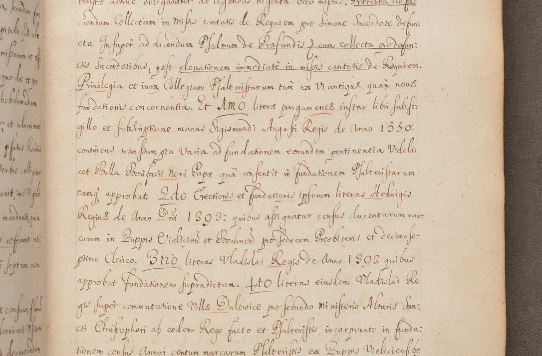 Zdjęcie nr 305 dla obiektu archiwalnego: In Nomine Domini Amen. ACTA VISITATIONIS. Externa sub Anno 1670 in Mense Julio incepta et in Augusto ac aliis Sequentibus eiusdem Anni mensibus per olim Illustrissimum ac Reverendissimum Dominum Andream Trzebicki Episcopum Cracoviensem in Cathedrali Ecclesia peractae, et successive per omnia et singula eiusdem Ecclesiae Sacella seu Capellas continuata atque ad hoc secundum volumen redacta et partim ob pestem Cracoviensem quadriennio grassantem partim ob alia legalia impedimenta quominus eadem Visitatio executa fuerit retardatae Demum morte praefati Illustrissimi et Reverendissimi Andreae Episcopi in Anno 1679 interveniente eadem Acta uti tam posthuma sub felici regimine Illustrissimi et Reverendissimi Domini Joannis Małachowski immediate in eundem Episcopatum succedentes ad effectum et finem executoris Authe. ordinaria in Anno 1682 sunt et fuerunt publicata, atque ideo illis omnibus et singulis quibus interest intimata.  VISITATIO Altarium Ecclesiae Cathedralis Cracoviensis infraspecificatorum circa translationem suorum ministeriorum et unionem Altaribus marmoreis ad quatuor columnas Ecclesiae sitis Anno Domini 1760 Die 17 Mensis Martij peracta. Perillustris Reverendissimus Dominus Hyacinthus Łopacki Canonicus Cathedralis et Archipresbyter Infulatus Cracoviensis Decanus Sandomiriensis a Celsissimo Illustrissimo Reverendissimo Domino Cajetano Ignatio Sołtyk Dei et Apostolicae Sedis Gratia Episcopo Cracoviensi Duce Severiae ad infrascripta delegatus per instrumentum tenoris sequentis ...