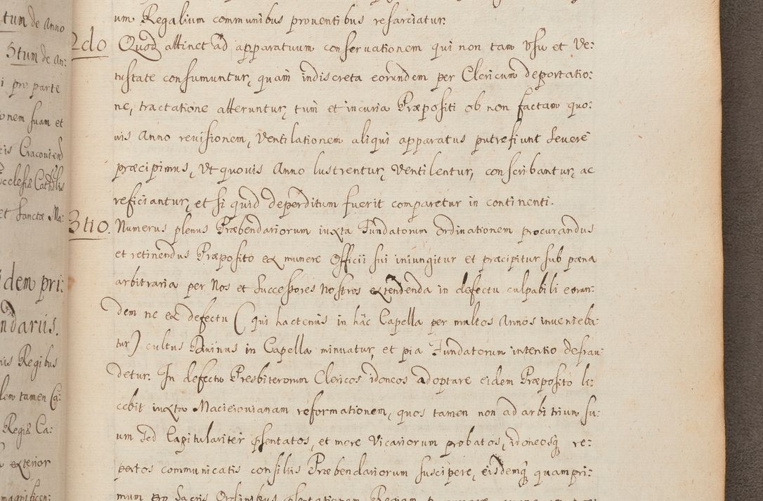Zdjęcie nr 280 dla obiektu archiwalnego: In Nomine Domini Amen. ACTA VISITATIONIS. Externa sub Anno 1670 in Mense Julio incepta et in Augusto ac aliis Sequentibus eiusdem Anni mensibus per olim Illustrissimum ac Reverendissimum Dominum Andream Trzebicki Episcopum Cracoviensem in Cathedrali Ecclesia peractae, et successive per omnia et singula eiusdem Ecclesiae Sacella seu Capellas continuata atque ad hoc secundum volumen redacta et partim ob pestem Cracoviensem quadriennio grassantem partim ob alia legalia impedimenta quominus eadem Visitatio executa fuerit retardatae Demum morte praefati Illustrissimi et Reverendissimi Andreae Episcopi in Anno 1679 interveniente eadem Acta uti tam posthuma sub felici regimine Illustrissimi et Reverendissimi Domini Joannis Małachowski immediate in eundem Episcopatum succedentes ad effectum et finem executoris Authe. ordinaria in Anno 1682 sunt et fuerunt publicata, atque ideo illis omnibus et singulis quibus interest intimata.  VISITATIO Altarium Ecclesiae Cathedralis Cracoviensis infraspecificatorum circa translationem suorum ministeriorum et unionem Altaribus marmoreis ad quatuor columnas Ecclesiae sitis Anno Domini 1760 Die 17 Mensis Martij peracta. Perillustris Reverendissimus Dominus Hyacinthus Łopacki Canonicus Cathedralis et Archipresbyter Infulatus Cracoviensis Decanus Sandomiriensis a Celsissimo Illustrissimo Reverendissimo Domino Cajetano Ignatio Sołtyk Dei et Apostolicae Sedis Gratia Episcopo Cracoviensi Duce Severiae ad infrascripta delegatus per instrumentum tenoris sequentis ...