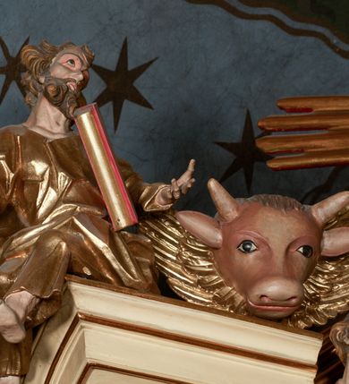 Zdjęcie nr 35: Przyścienny architektoniczny ołtarz jednoosiowy i jednokondygnacjowy, ze zwieńczeniem. Ołtarz jest murowany, w formie prostopadłościennej, skrzyni z portatylem i drewnianym antepedium. Nastawa ołtarzowa jest osadzona na dwóch flankujących mensę wysokich, ukośnych cokołach. Część środkową retabulum ujmuje para skośnie ustawionych filarów, pilastrów i kolumn o korynckich kapitelach wspierających subtelnie wyłamujące się ponad nimi, przerwane w partii architrawu i fryzu belkowanie. Zwieńczenie jest w formie przerwanego, półkolistego skośnie ustawionego przyczółka. Boki cokołu retabulum zdobi motyw wazonów. Pole ujętego profilowaną, złoconą ramą antepedium wypełniają trzy okrągłe medaliony, środkowy z monogramem imienia Jezus, w dwóch bocznych litery A i Ω, a w narożach motywy akantu. Część środkowa retabulum jest zaaranżowana w formie wnęki w kształcie stojącego prostokąta zamkniętego nadwieszonym łukiem półkolistym, ujętej profilowaną, złocona ramą, której dłuższe boki zdobią różane gałązki z kwiatami. Pośrodku belkowania znajduje się fantazyjny, rocaille&#039;owy kartusz. Boki zwieńczenia zdobią figury czterech ewangelistów wraz z ich symbolami od prawej: św. Marek z lwem, św. Jan z orłem, św. Mateusz (brak), św. Łukasz z wołem. Pośrodku zwieńczenia znajduje się promienista gloria o alternowanych promieniach, z wieńcem srebrzonych obłoków oraz z trójkątem z okiem Opatrzności Bożej w centrum. Po bokach retabulum umieszczono figury św. Wojciecha po prawej i św. Stanisława po lewej stronie. 
Tabernakulum jest w formie niewielkiej, prostopadłościennej skrzynki obitej miedzianą blachą z trybowanym chryzmonem na drzwiczkach i mniejszymi scenami figuralnymi w obramowaniu.

 Struktura ołtarza utrzymana jest w kolorze kremowym, detal architektoniczny i ornamentyka są złocone.   

