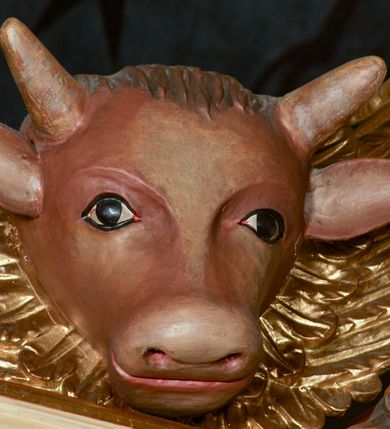 Zdjęcie nr 48: Przyścienny architektoniczny ołtarz jednoosiowy i jednokondygnacjowy, ze zwieńczeniem. Ołtarz jest murowany, w formie prostopadłościennej, skrzyni z portatylem i drewnianym antepedium. Nastawa ołtarzowa jest osadzona na dwóch flankujących mensę wysokich, ukośnych cokołach. Część środkową retabulum ujmuje para skośnie ustawionych filarów, pilastrów i kolumn o korynckich kapitelach wspierających subtelnie wyłamujące się ponad nimi, przerwane w partii architrawu i fryzu belkowanie. Zwieńczenie jest w formie przerwanego, półkolistego skośnie ustawionego przyczółka. Boki cokołu retabulum zdobi motyw wazonów. Pole ujętego profilowaną, złoconą ramą antepedium wypełniają trzy okrągłe medaliony, środkowy z monogramem imienia Jezus, w dwóch bocznych litery A i Ω, a w narożach motywy akantu. Część środkowa retabulum jest zaaranżowana w formie wnęki w kształcie stojącego prostokąta zamkniętego nadwieszonym łukiem półkolistym, ujętej profilowaną, złocona ramą, której dłuższe boki zdobią różane gałązki z kwiatami. Pośrodku belkowania znajduje się fantazyjny, rocaille'owy kartusz. Boki zwieńczenia zdobią figury czterech ewangelistów wraz z ich symbolami od prawej: św. Marek z lwem, św. Jan z orłem, św. Mateusz (brak), św. Łukasz z wołem. Pośrodku zwieńczenia znajduje się promienista gloria o alternowanych promieniach, z wieńcem srebrzonych obłoków oraz z trójkątem z okiem Opatrzności Bożej w centrum. Po bokach retabulum umieszczono figury św. Wojciecha po prawej i św. Stanisława po lewej stronie. 
Tabernakulum jest w formie niewielkiej, prostopadłościennej skrzynki obitej miedzianą blachą z trybowanym chryzmonem na drzwiczkach i mniejszymi scenami figuralnymi w obramowaniu.

 Struktura ołtarza utrzymana jest w kolorze kremowym, detal architektoniczny i ornamentyka są złocone.   

