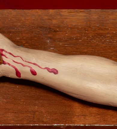 Zdjęcie nr 22: Przyścienny architektoniczny ołtarz jednoosiowy i jednokondygnacjowy, ze zwieńczeniem. Ołtarz jest murowany, w formie prostopadłościennej, skrzyni z portatylem i drewnianym antepedium. Nastawa ołtarzowa jest osadzona na dwóch flankujących mensę wysokich, ukośnych cokołach. Część środkową retabulum ujmuje para skośnie ustawionych filarów, pilastrów i kolumn o korynckich kapitelach wspierających subtelnie wyłamujące się ponad nimi, przerwane w partii architrawu i fryzu belkowanie. Zwieńczenie jest w formie przerwanego, półkolistego skośnie ustawionego przyczółka. Boki cokołu retabulum zdobi motyw wazonów. Pole ujętego profilowaną, złoconą ramą antepedium wypełniają trzy okrągłe medaliony, środkowy z monogramem imienia Jezus, w dwóch bocznych litery A i Ω, a w narożach motywy akantu. Część środkowa retabulum jest zaaranżowana w formie wnęki w kształcie stojącego prostokąta zamkniętego nadwieszonym łukiem półkolistym, ujętej profilowaną, złocona ramą, której dłuższe boki zdobią różane gałązki z kwiatami. Pośrodku belkowania znajduje się fantazyjny, rocaille'owy kartusz. Boki zwieńczenia zdobią figury czterech ewangelistów wraz z ich symbolami od prawej: św. Marek z lwem, św. Jan z orłem, św. Mateusz (brak), św. Łukasz z wołem. Pośrodku zwieńczenia znajduje się promienista gloria o alternowanych promieniach, z wieńcem srebrzonych obłoków oraz z trójkątem z okiem Opatrzności Bożej w centrum. Po bokach retabulum umieszczono figury św. Wojciecha po prawej i św. Stanisława po lewej stronie. 
Tabernakulum jest w formie niewielkiej, prostopadłościennej skrzynki obitej miedzianą blachą z trybowanym chryzmonem na drzwiczkach i mniejszymi scenami figuralnymi w obramowaniu.

 Struktura ołtarza utrzymana jest w kolorze kremowym, detal architektoniczny i ornamentyka są złocone.   

