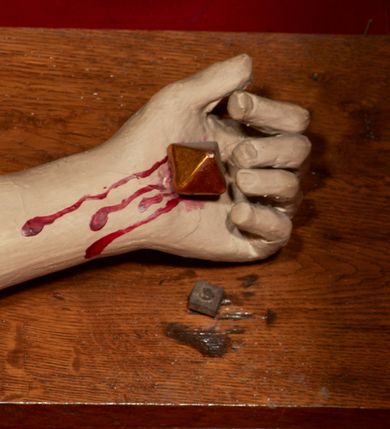 Zdjęcie nr 21: Przyścienny architektoniczny ołtarz jednoosiowy i jednokondygnacjowy, ze zwieńczeniem. Ołtarz jest murowany, w formie prostopadłościennej, skrzyni z portatylem i drewnianym antepedium. Nastawa ołtarzowa jest osadzona na dwóch flankujących mensę wysokich, ukośnych cokołach. Część środkową retabulum ujmuje para skośnie ustawionych filarów, pilastrów i kolumn o korynckich kapitelach wspierających subtelnie wyłamujące się ponad nimi, przerwane w partii architrawu i fryzu belkowanie. Zwieńczenie jest w formie przerwanego, półkolistego skośnie ustawionego przyczółka. Boki cokołu retabulum zdobi motyw wazonów. Pole ujętego profilowaną, złoconą ramą antepedium wypełniają trzy okrągłe medaliony, środkowy z monogramem imienia Jezus, w dwóch bocznych litery A i Ω, a w narożach motywy akantu. Część środkowa retabulum jest zaaranżowana w formie wnęki w kształcie stojącego prostokąta zamkniętego nadwieszonym łukiem półkolistym, ujętej profilowaną, złocona ramą, której dłuższe boki zdobią różane gałązki z kwiatami. Pośrodku belkowania znajduje się fantazyjny, rocaille'owy kartusz. Boki zwieńczenia zdobią figury czterech ewangelistów wraz z ich symbolami od prawej: św. Marek z lwem, św. Jan z orłem, św. Mateusz (brak), św. Łukasz z wołem. Pośrodku zwieńczenia znajduje się promienista gloria o alternowanych promieniach, z wieńcem srebrzonych obłoków oraz z trójkątem z okiem Opatrzności Bożej w centrum. Po bokach retabulum umieszczono figury św. Wojciecha po prawej i św. Stanisława po lewej stronie. 
Tabernakulum jest w formie niewielkiej, prostopadłościennej skrzynki obitej miedzianą blachą z trybowanym chryzmonem na drzwiczkach i mniejszymi scenami figuralnymi w obramowaniu.

 Struktura ołtarza utrzymana jest w kolorze kremowym, detal architektoniczny i ornamentyka są złocone.   

