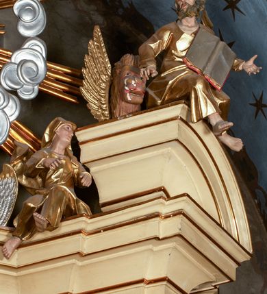 Zdjęcie nr 4: Przyścienny architektoniczny ołtarz jednoosiowy i jednokondygnacjowy, ze zwieńczeniem. Ołtarz jest murowany, w formie prostopadłościennej, skrzyni z portatylem i drewnianym antepedium. Nastawa ołtarzowa jest osadzona na dwóch flankujących mensę wysokich, ukośnych cokołach. Część środkową retabulum ujmuje para skośnie ustawionych filarów, pilastrów i kolumn o korynckich kapitelach wspierających subtelnie wyłamujące się ponad nimi, przerwane w partii architrawu i fryzu belkowanie. Zwieńczenie jest w formie przerwanego, półkolistego skośnie ustawionego przyczółka. Boki cokołu retabulum zdobi motyw wazonów. Pole ujętego profilowaną, złoconą ramą antepedium wypełniają trzy okrągłe medaliony, środkowy z monogramem imienia Jezus, w dwóch bocznych litery A i Ω, a w narożach motywy akantu. Część środkowa retabulum jest zaaranżowana w formie wnęki w kształcie stojącego prostokąta zamkniętego nadwieszonym łukiem półkolistym, ujętej profilowaną, złocona ramą, której dłuższe boki zdobią różane gałązki z kwiatami. Pośrodku belkowania znajduje się fantazyjny, rocaille&#039;owy kartusz. Boki zwieńczenia zdobią figury czterech ewangelistów wraz z ich symbolami od prawej: św. Marek z lwem, św. Jan z orłem, św. Mateusz (brak), św. Łukasz z wołem. Pośrodku zwieńczenia znajduje się promienista gloria o alternowanych promieniach, z wieńcem srebrzonych obłoków oraz z trójkątem z okiem Opatrzności Bożej w centrum. Po bokach retabulum umieszczono figury św. Wojciecha po prawej i św. Stanisława po lewej stronie. 
Tabernakulum jest w formie niewielkiej, prostopadłościennej skrzynki obitej miedzianą blachą z trybowanym chryzmonem na drzwiczkach i mniejszymi scenami figuralnymi w obramowaniu.

 Struktura ołtarza utrzymana jest w kolorze kremowym, detal architektoniczny i ornamentyka są złocone.   

