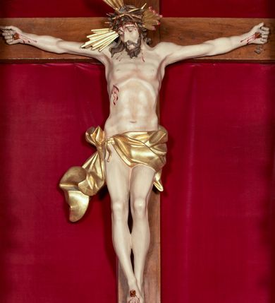 Zdjęcie nr 17: Przyścienny architektoniczny ołtarz jednoosiowy i jednokondygnacjowy, ze zwieńczeniem. Ołtarz jest murowany, w formie prostopadłościennej, skrzyni z portatylem i drewnianym antepedium. Nastawa ołtarzowa jest osadzona na dwóch flankujących mensę wysokich, ukośnych cokołach. Część środkową retabulum ujmuje para skośnie ustawionych filarów, pilastrów i kolumn o korynckich kapitelach wspierających subtelnie wyłamujące się ponad nimi, przerwane w partii architrawu i fryzu belkowanie. Zwieńczenie jest w formie przerwanego, półkolistego skośnie ustawionego przyczółka. Boki cokołu retabulum zdobi motyw wazonów. Pole ujętego profilowaną, złoconą ramą antepedium wypełniają trzy okrągłe medaliony, środkowy z monogramem imienia Jezus, w dwóch bocznych litery A i Ω, a w narożach motywy akantu. Część środkowa retabulum jest zaaranżowana w formie wnęki w kształcie stojącego prostokąta zamkniętego nadwieszonym łukiem półkolistym, ujętej profilowaną, złocona ramą, której dłuższe boki zdobią różane gałązki z kwiatami. Pośrodku belkowania znajduje się fantazyjny, rocaille'owy kartusz. Boki zwieńczenia zdobią figury czterech ewangelistów wraz z ich symbolami od prawej: św. Marek z lwem, św. Jan z orłem, św. Mateusz (brak), św. Łukasz z wołem. Pośrodku zwieńczenia znajduje się promienista gloria o alternowanych promieniach, z wieńcem srebrzonych obłoków oraz z trójkątem z okiem Opatrzności Bożej w centrum. Po bokach retabulum umieszczono figury św. Wojciecha po prawej i św. Stanisława po lewej stronie. 
Tabernakulum jest w formie niewielkiej, prostopadłościennej skrzynki obitej miedzianą blachą z trybowanym chryzmonem na drzwiczkach i mniejszymi scenami figuralnymi w obramowaniu.

 Struktura ołtarza utrzymana jest w kolorze kremowym, detal architektoniczny i ornamentyka są złocone.   

