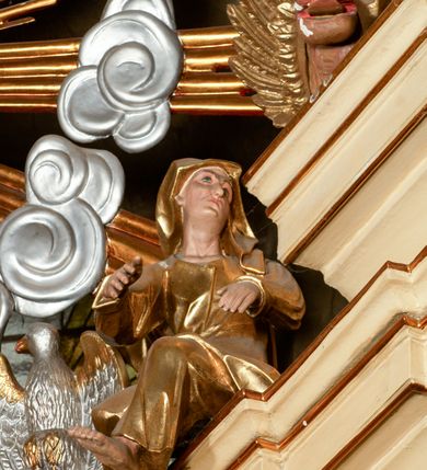 Zdjęcie nr 9: Przyścienny architektoniczny ołtarz jednoosiowy i jednokondygnacjowy, ze zwieńczeniem. Ołtarz jest murowany, w formie prostopadłościennej, skrzyni z portatylem i drewnianym antepedium. Nastawa ołtarzowa jest osadzona na dwóch flankujących mensę wysokich, ukośnych cokołach. Część środkową retabulum ujmuje para skośnie ustawionych filarów, pilastrów i kolumn o korynckich kapitelach wspierających subtelnie wyłamujące się ponad nimi, przerwane w partii architrawu i fryzu belkowanie. Zwieńczenie jest w formie przerwanego, półkolistego skośnie ustawionego przyczółka. Boki cokołu retabulum zdobi motyw wazonów. Pole ujętego profilowaną, złoconą ramą antepedium wypełniają trzy okrągłe medaliony, środkowy z monogramem imienia Jezus, w dwóch bocznych litery A i Ω, a w narożach motywy akantu. Część środkowa retabulum jest zaaranżowana w formie wnęki w kształcie stojącego prostokąta zamkniętego nadwieszonym łukiem półkolistym, ujętej profilowaną, złocona ramą, której dłuższe boki zdobią różane gałązki z kwiatami. Pośrodku belkowania znajduje się fantazyjny, rocaille'owy kartusz. Boki zwieńczenia zdobią figury czterech ewangelistów wraz z ich symbolami od prawej: św. Marek z lwem, św. Jan z orłem, św. Mateusz (brak), św. Łukasz z wołem. Pośrodku zwieńczenia znajduje się promienista gloria o alternowanych promieniach, z wieńcem srebrzonych obłoków oraz z trójkątem z okiem Opatrzności Bożej w centrum. Po bokach retabulum umieszczono figury św. Wojciecha po prawej i św. Stanisława po lewej stronie. 
Tabernakulum jest w formie niewielkiej, prostopadłościennej skrzynki obitej miedzianą blachą z trybowanym chryzmonem na drzwiczkach i mniejszymi scenami figuralnymi w obramowaniu.

 Struktura ołtarza utrzymana jest w kolorze kremowym, detal architektoniczny i ornamentyka są złocone.   

