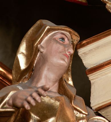 Zdjęcie nr 11: Przyścienny architektoniczny ołtarz jednoosiowy i jednokondygnacjowy, ze zwieńczeniem. Ołtarz jest murowany, w formie prostopadłościennej, skrzyni z portatylem i drewnianym antepedium. Nastawa ołtarzowa jest osadzona na dwóch flankujących mensę wysokich, ukośnych cokołach. Część środkową retabulum ujmuje para skośnie ustawionych filarów, pilastrów i kolumn o korynckich kapitelach wspierających subtelnie wyłamujące się ponad nimi, przerwane w partii architrawu i fryzu belkowanie. Zwieńczenie jest w formie przerwanego, półkolistego skośnie ustawionego przyczółka. Boki cokołu retabulum zdobi motyw wazonów. Pole ujętego profilowaną, złoconą ramą antepedium wypełniają trzy okrągłe medaliony, środkowy z monogramem imienia Jezus, w dwóch bocznych litery A i Ω, a w narożach motywy akantu. Część środkowa retabulum jest zaaranżowana w formie wnęki w kształcie stojącego prostokąta zamkniętego nadwieszonym łukiem półkolistym, ujętej profilowaną, złocona ramą, której dłuższe boki zdobią różane gałązki z kwiatami. Pośrodku belkowania znajduje się fantazyjny, rocaille&#039;owy kartusz. Boki zwieńczenia zdobią figury czterech ewangelistów wraz z ich symbolami od prawej: św. Marek z lwem, św. Jan z orłem, św. Mateusz (brak), św. Łukasz z wołem. Pośrodku zwieńczenia znajduje się promienista gloria o alternowanych promieniach, z wieńcem srebrzonych obłoków oraz z trójkątem z okiem Opatrzności Bożej w centrum. Po bokach retabulum umieszczono figury św. Wojciecha po prawej i św. Stanisława po lewej stronie. 
Tabernakulum jest w formie niewielkiej, prostopadłościennej skrzynki obitej miedzianą blachą z trybowanym chryzmonem na drzwiczkach i mniejszymi scenami figuralnymi w obramowaniu.

 Struktura ołtarza utrzymana jest w kolorze kremowym, detal architektoniczny i ornamentyka są złocone.   

