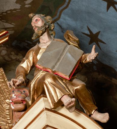 Zdjęcie nr 6: Przyścienny architektoniczny ołtarz jednoosiowy i jednokondygnacjowy, ze zwieńczeniem. Ołtarz jest murowany, w formie prostopadłościennej, skrzyni z portatylem i drewnianym antepedium. Nastawa ołtarzowa jest osadzona na dwóch flankujących mensę wysokich, ukośnych cokołach. Część środkową retabulum ujmuje para skośnie ustawionych filarów, pilastrów i kolumn o korynckich kapitelach wspierających subtelnie wyłamujące się ponad nimi, przerwane w partii architrawu i fryzu belkowanie. Zwieńczenie jest w formie przerwanego, półkolistego skośnie ustawionego przyczółka. Boki cokołu retabulum zdobi motyw wazonów. Pole ujętego profilowaną, złoconą ramą antepedium wypełniają trzy okrągłe medaliony, środkowy z monogramem imienia Jezus, w dwóch bocznych litery A i Ω, a w narożach motywy akantu. Część środkowa retabulum jest zaaranżowana w formie wnęki w kształcie stojącego prostokąta zamkniętego nadwieszonym łukiem półkolistym, ujętej profilowaną, złocona ramą, której dłuższe boki zdobią różane gałązki z kwiatami. Pośrodku belkowania znajduje się fantazyjny, rocaille'owy kartusz. Boki zwieńczenia zdobią figury czterech ewangelistów wraz z ich symbolami od prawej: św. Marek z lwem, św. Jan z orłem, św. Mateusz (brak), św. Łukasz z wołem. Pośrodku zwieńczenia znajduje się promienista gloria o alternowanych promieniach, z wieńcem srebrzonych obłoków oraz z trójkątem z okiem Opatrzności Bożej w centrum. Po bokach retabulum umieszczono figury św. Wojciecha po prawej i św. Stanisława po lewej stronie. 
Tabernakulum jest w formie niewielkiej, prostopadłościennej skrzynki obitej miedzianą blachą z trybowanym chryzmonem na drzwiczkach i mniejszymi scenami figuralnymi w obramowaniu.

 Struktura ołtarza utrzymana jest w kolorze kremowym, detal architektoniczny i ornamentyka są złocone.   

