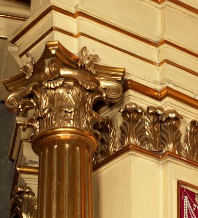 Zdjęcie nr 12: Przyścienny architektoniczny ołtarz jednoosiowy i jednokondygnacjowy, ze zwieńczeniem. Ołtarz jest murowany, w formie prostopadłościennej, skrzyni z portatylem i drewnianym antepedium. Nastawa ołtarzowa jest osadzona na dwóch flankujących mensę wysokich, ukośnych cokołach. Część środkową retabulum ujmuje para skośnie ustawionych filarów, pilastrów i kolumn o korynckich kapitelach wspierających subtelnie wyłamujące się ponad nimi, przerwane w partii architrawu i fryzu belkowanie. Zwieńczenie jest w formie przerwanego, półkolistego skośnie ustawionego przyczółka. Boki cokołu retabulum zdobi motyw wazonów. Pole ujętego profilowaną, złoconą ramą antepedium wypełniają trzy okrągłe medaliony, środkowy z monogramem imienia Jezus, w dwóch bocznych litery A i Ω, a w narożach motywy akantu. Część środkowa retabulum jest zaaranżowana w formie wnęki w kształcie stojącego prostokąta zamkniętego nadwieszonym łukiem półkolistym, ujętej profilowaną, złocona ramą, której dłuższe boki zdobią różane gałązki z kwiatami. Pośrodku belkowania znajduje się fantazyjny, rocaille'owy kartusz. Boki zwieńczenia zdobią figury czterech ewangelistów wraz z ich symbolami od prawej: św. Marek z lwem, św. Jan z orłem, św. Mateusz (brak), św. Łukasz z wołem. Pośrodku zwieńczenia znajduje się promienista gloria o alternowanych promieniach, z wieńcem srebrzonych obłoków oraz z trójkątem z okiem Opatrzności Bożej w centrum. Po bokach retabulum umieszczono figury św. Wojciecha po prawej i św. Stanisława po lewej stronie. 
Tabernakulum jest w formie niewielkiej, prostopadłościennej skrzynki obitej miedzianą blachą z trybowanym chryzmonem na drzwiczkach i mniejszymi scenami figuralnymi w obramowaniu.

 Struktura ołtarza utrzymana jest w kolorze kremowym, detal architektoniczny i ornamentyka są złocone.   

