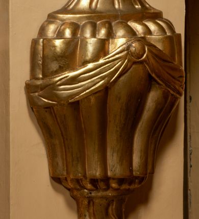 Zdjęcie nr 16: Przyścienny architektoniczny ołtarz jednoosiowy i jednokondygnacjowy, ze zwieńczeniem. Ołtarz jest murowany, w formie prostopadłościennej, skrzyni z portatylem i drewnianym antepedium. Nastawa ołtarzowa jest osadzona na dwóch flankujących mensę wysokich, ukośnych cokołach. Część środkową retabulum ujmuje para skośnie ustawionych filarów, pilastrów i kolumn o korynckich kapitelach wspierających subtelnie wyłamujące się ponad nimi, przerwane w partii architrawu i fryzu belkowanie. Zwieńczenie jest w formie przerwanego, półkolistego skośnie ustawionego przyczółka. Boki cokołu retabulum zdobi motyw wazonów. Pole ujętego profilowaną, złoconą ramą antepedium wypełniają trzy okrągłe medaliony, środkowy z monogramem imienia Jezus, w dwóch bocznych litery A i Ω, a w narożach motywy akantu. Część środkowa retabulum jest zaaranżowana w formie wnęki w kształcie stojącego prostokąta zamkniętego nadwieszonym łukiem półkolistym, ujętej profilowaną, złocona ramą, której dłuższe boki zdobią różane gałązki z kwiatami. Pośrodku belkowania znajduje się fantazyjny, rocaille'owy kartusz. Boki zwieńczenia zdobią figury czterech ewangelistów wraz z ich symbolami od prawej: św. Marek z lwem, św. Jan z orłem, św. Mateusz (brak), św. Łukasz z wołem. Pośrodku zwieńczenia znajduje się promienista gloria o alternowanych promieniach, z wieńcem srebrzonych obłoków oraz z trójkątem z okiem Opatrzności Bożej w centrum. Po bokach retabulum umieszczono figury św. Wojciecha po prawej i św. Stanisława po lewej stronie. 
Tabernakulum jest w formie niewielkiej, prostopadłościennej skrzynki obitej miedzianą blachą z trybowanym chryzmonem na drzwiczkach i mniejszymi scenami figuralnymi w obramowaniu.

 Struktura ołtarza utrzymana jest w kolorze kremowym, detal architektoniczny i ornamentyka są złocone.   

