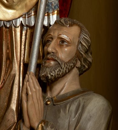 Zdjęcie nr 29: Przyścienny architektoniczny ołtarz jednoosiowy i jednokondygnacjowy, ze zwieńczeniem. Ołtarz jest murowany, w formie prostopadłościennej, skrzyni z portatylem i drewnianym antepedium. Nastawa ołtarzowa jest osadzona na dwóch flankujących mensę wysokich, ukośnych cokołach. Część środkową retabulum ujmuje para skośnie ustawionych filarów, pilastrów i kolumn o korynckich kapitelach wspierających subtelnie wyłamujące się ponad nimi, przerwane w partii architrawu i fryzu belkowanie. Zwieńczenie jest w formie przerwanego, półkolistego skośnie ustawionego przyczółka. Boki cokołu retabulum zdobi motyw wazonów. Pole ujętego profilowaną, złoconą ramą antepedium wypełniają trzy okrągłe medaliony, środkowy z monogramem imienia Jezus, w dwóch bocznych litery A i Ω, a w narożach motywy akantu. Część środkowa retabulum jest zaaranżowana w formie wnęki w kształcie stojącego prostokąta zamkniętego nadwieszonym łukiem półkolistym, ujętej profilowaną, złocona ramą, której dłuższe boki zdobią różane gałązki z kwiatami. Pośrodku belkowania znajduje się fantazyjny, rocaille&#039;owy kartusz. Boki zwieńczenia zdobią figury czterech ewangelistów wraz z ich symbolami od prawej: św. Marek z lwem, św. Jan z orłem, św. Mateusz (brak), św. Łukasz z wołem. Pośrodku zwieńczenia znajduje się promienista gloria o alternowanych promieniach, z wieńcem srebrzonych obłoków oraz z trójkątem z okiem Opatrzności Bożej w centrum. Po bokach retabulum umieszczono figury św. Wojciecha po prawej i św. Stanisława po lewej stronie. 
Tabernakulum jest w formie niewielkiej, prostopadłościennej skrzynki obitej miedzianą blachą z trybowanym chryzmonem na drzwiczkach i mniejszymi scenami figuralnymi w obramowaniu.

 Struktura ołtarza utrzymana jest w kolorze kremowym, detal architektoniczny i ornamentyka są złocone.   

