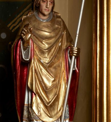 Zdjęcie nr 23: Przyścienny architektoniczny ołtarz jednoosiowy i jednokondygnacjowy, ze zwieńczeniem. Ołtarz jest murowany, w formie prostopadłościennej, skrzyni z portatylem i drewnianym antepedium. Nastawa ołtarzowa jest osadzona na dwóch flankujących mensę wysokich, ukośnych cokołach. Część środkową retabulum ujmuje para skośnie ustawionych filarów, pilastrów i kolumn o korynckich kapitelach wspierających subtelnie wyłamujące się ponad nimi, przerwane w partii architrawu i fryzu belkowanie. Zwieńczenie jest w formie przerwanego, półkolistego skośnie ustawionego przyczółka. Boki cokołu retabulum zdobi motyw wazonów. Pole ujętego profilowaną, złoconą ramą antepedium wypełniają trzy okrągłe medaliony, środkowy z monogramem imienia Jezus, w dwóch bocznych litery A i Ω, a w narożach motywy akantu. Część środkowa retabulum jest zaaranżowana w formie wnęki w kształcie stojącego prostokąta zamkniętego nadwieszonym łukiem półkolistym, ujętej profilowaną, złocona ramą, której dłuższe boki zdobią różane gałązki z kwiatami. Pośrodku belkowania znajduje się fantazyjny, rocaille&#039;owy kartusz. Boki zwieńczenia zdobią figury czterech ewangelistów wraz z ich symbolami od prawej: św. Marek z lwem, św. Jan z orłem, św. Mateusz (brak), św. Łukasz z wołem. Pośrodku zwieńczenia znajduje się promienista gloria o alternowanych promieniach, z wieńcem srebrzonych obłoków oraz z trójkątem z okiem Opatrzności Bożej w centrum. Po bokach retabulum umieszczono figury św. Wojciecha po prawej i św. Stanisława po lewej stronie. 
Tabernakulum jest w formie niewielkiej, prostopadłościennej skrzynki obitej miedzianą blachą z trybowanym chryzmonem na drzwiczkach i mniejszymi scenami figuralnymi w obramowaniu.

 Struktura ołtarza utrzymana jest w kolorze kremowym, detal architektoniczny i ornamentyka są złocone.   

