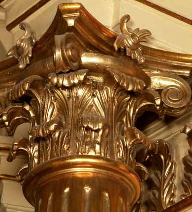 Zdjęcie nr 14: Przyścienny architektoniczny ołtarz jednoosiowy i jednokondygnacjowy, ze zwieńczeniem. Ołtarz jest murowany, w formie prostopadłościennej, skrzyni z portatylem i drewnianym antepedium. Nastawa ołtarzowa jest osadzona na dwóch flankujących mensę wysokich, ukośnych cokołach. Część środkową retabulum ujmuje para skośnie ustawionych filarów, pilastrów i kolumn o korynckich kapitelach wspierających subtelnie wyłamujące się ponad nimi, przerwane w partii architrawu i fryzu belkowanie. Zwieńczenie jest w formie przerwanego, półkolistego skośnie ustawionego przyczółka. Boki cokołu retabulum zdobi motyw wazonów. Pole ujętego profilowaną, złoconą ramą antepedium wypełniają trzy okrągłe medaliony, środkowy z monogramem imienia Jezus, w dwóch bocznych litery A i Ω, a w narożach motywy akantu. Część środkowa retabulum jest zaaranżowana w formie wnęki w kształcie stojącego prostokąta zamkniętego nadwieszonym łukiem półkolistym, ujętej profilowaną, złocona ramą, której dłuższe boki zdobią różane gałązki z kwiatami. Pośrodku belkowania znajduje się fantazyjny, rocaille&#039;owy kartusz. Boki zwieńczenia zdobią figury czterech ewangelistów wraz z ich symbolami od prawej: św. Marek z lwem, św. Jan z orłem, św. Mateusz (brak), św. Łukasz z wołem. Pośrodku zwieńczenia znajduje się promienista gloria o alternowanych promieniach, z wieńcem srebrzonych obłoków oraz z trójkątem z okiem Opatrzności Bożej w centrum. Po bokach retabulum umieszczono figury św. Wojciecha po prawej i św. Stanisława po lewej stronie. 
Tabernakulum jest w formie niewielkiej, prostopadłościennej skrzynki obitej miedzianą blachą z trybowanym chryzmonem na drzwiczkach i mniejszymi scenami figuralnymi w obramowaniu.

 Struktura ołtarza utrzymana jest w kolorze kremowym, detal architektoniczny i ornamentyka są złocone.   

