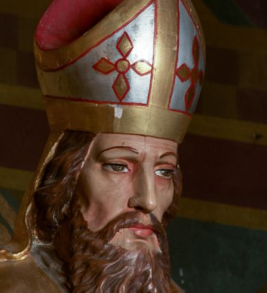 Zdjęcie nr 32: Przyścienny architektoniczny ołtarz jednoosiowy i jednokondygnacjowy, ze zwieńczeniem. Ołtarz jest murowany, w formie prostopadłościennej, skrzyni z portatylem i drewnianym antepedium. Nastawa ołtarzowa jest osadzona na dwóch flankujących mensę wysokich, ukośnych cokołach. Część środkową retabulum ujmuje para skośnie ustawionych filarów, pilastrów i kolumn o korynckich kapitelach wspierających subtelnie wyłamujące się ponad nimi, przerwane w partii architrawu i fryzu belkowanie. Zwieńczenie jest w formie przerwanego, półkolistego skośnie ustawionego przyczółka. Boki cokołu retabulum zdobi motyw wazonów. Pole ujętego profilowaną, złoconą ramą antepedium wypełniają trzy okrągłe medaliony, środkowy z monogramem imienia Jezus, w dwóch bocznych litery A i Ω, a w narożach motywy akantu. Część środkowa retabulum jest zaaranżowana w formie wnęki w kształcie stojącego prostokąta zamkniętego nadwieszonym łukiem półkolistym, ujętej profilowaną, złocona ramą, której dłuższe boki zdobią różane gałązki z kwiatami. Pośrodku belkowania znajduje się fantazyjny, rocaille'owy kartusz. Boki zwieńczenia zdobią figury czterech ewangelistów wraz z ich symbolami od prawej: św. Marek z lwem, św. Jan z orłem, św. Mateusz (brak), św. Łukasz z wołem. Pośrodku zwieńczenia znajduje się promienista gloria o alternowanych promieniach, z wieńcem srebrzonych obłoków oraz z trójkątem z okiem Opatrzności Bożej w centrum. Po bokach retabulum umieszczono figury św. Wojciecha po prawej i św. Stanisława po lewej stronie. 
Tabernakulum jest w formie niewielkiej, prostopadłościennej skrzynki obitej miedzianą blachą z trybowanym chryzmonem na drzwiczkach i mniejszymi scenami figuralnymi w obramowaniu.

 Struktura ołtarza utrzymana jest w kolorze kremowym, detal architektoniczny i ornamentyka są złocone.   

