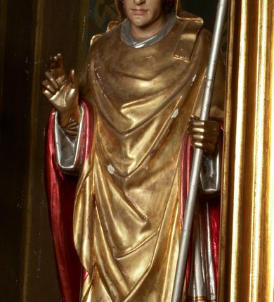 Zdjęcie nr 25: Przyścienny architektoniczny ołtarz jednoosiowy i jednokondygnacjowy, ze zwieńczeniem. Ołtarz jest murowany, w formie prostopadłościennej, skrzyni z portatylem i drewnianym antepedium. Nastawa ołtarzowa jest osadzona na dwóch flankujących mensę wysokich, ukośnych cokołach. Część środkową retabulum ujmuje para skośnie ustawionych filarów, pilastrów i kolumn o korynckich kapitelach wspierających subtelnie wyłamujące się ponad nimi, przerwane w partii architrawu i fryzu belkowanie. Zwieńczenie jest w formie przerwanego, półkolistego skośnie ustawionego przyczółka. Boki cokołu retabulum zdobi motyw wazonów. Pole ujętego profilowaną, złoconą ramą antepedium wypełniają trzy okrągłe medaliony, środkowy z monogramem imienia Jezus, w dwóch bocznych litery A i Ω, a w narożach motywy akantu. Część środkowa retabulum jest zaaranżowana w formie wnęki w kształcie stojącego prostokąta zamkniętego nadwieszonym łukiem półkolistym, ujętej profilowaną, złocona ramą, której dłuższe boki zdobią różane gałązki z kwiatami. Pośrodku belkowania znajduje się fantazyjny, rocaille'owy kartusz. Boki zwieńczenia zdobią figury czterech ewangelistów wraz z ich symbolami od prawej: św. Marek z lwem, św. Jan z orłem, św. Mateusz (brak), św. Łukasz z wołem. Pośrodku zwieńczenia znajduje się promienista gloria o alternowanych promieniach, z wieńcem srebrzonych obłoków oraz z trójkątem z okiem Opatrzności Bożej w centrum. Po bokach retabulum umieszczono figury św. Wojciecha po prawej i św. Stanisława po lewej stronie. 
Tabernakulum jest w formie niewielkiej, prostopadłościennej skrzynki obitej miedzianą blachą z trybowanym chryzmonem na drzwiczkach i mniejszymi scenami figuralnymi w obramowaniu.

 Struktura ołtarza utrzymana jest w kolorze kremowym, detal architektoniczny i ornamentyka są złocone.   

