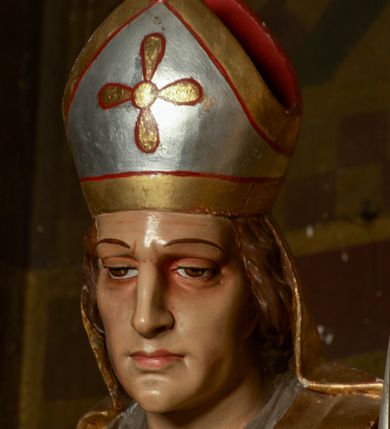 Zdjęcie nr 27: Przyścienny architektoniczny ołtarz jednoosiowy i jednokondygnacjowy, ze zwieńczeniem. Ołtarz jest murowany, w formie prostopadłościennej, skrzyni z portatylem i drewnianym antepedium. Nastawa ołtarzowa jest osadzona na dwóch flankujących mensę wysokich, ukośnych cokołach. Część środkową retabulum ujmuje para skośnie ustawionych filarów, pilastrów i kolumn o korynckich kapitelach wspierających subtelnie wyłamujące się ponad nimi, przerwane w partii architrawu i fryzu belkowanie. Zwieńczenie jest w formie przerwanego, półkolistego skośnie ustawionego przyczółka. Boki cokołu retabulum zdobi motyw wazonów. Pole ujętego profilowaną, złoconą ramą antepedium wypełniają trzy okrągłe medaliony, środkowy z monogramem imienia Jezus, w dwóch bocznych litery A i Ω, a w narożach motywy akantu. Część środkowa retabulum jest zaaranżowana w formie wnęki w kształcie stojącego prostokąta zamkniętego nadwieszonym łukiem półkolistym, ujętej profilowaną, złocona ramą, której dłuższe boki zdobią różane gałązki z kwiatami. Pośrodku belkowania znajduje się fantazyjny, rocaille'owy kartusz. Boki zwieńczenia zdobią figury czterech ewangelistów wraz z ich symbolami od prawej: św. Marek z lwem, św. Jan z orłem, św. Mateusz (brak), św. Łukasz z wołem. Pośrodku zwieńczenia znajduje się promienista gloria o alternowanych promieniach, z wieńcem srebrzonych obłoków oraz z trójkątem z okiem Opatrzności Bożej w centrum. Po bokach retabulum umieszczono figury św. Wojciecha po prawej i św. Stanisława po lewej stronie. 
Tabernakulum jest w formie niewielkiej, prostopadłościennej skrzynki obitej miedzianą blachą z trybowanym chryzmonem na drzwiczkach i mniejszymi scenami figuralnymi w obramowaniu.

 Struktura ołtarza utrzymana jest w kolorze kremowym, detal architektoniczny i ornamentyka są złocone.   

