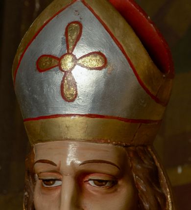 Zdjęcie nr 28: Przyścienny architektoniczny ołtarz jednoosiowy i jednokondygnacjowy, ze zwieńczeniem. Ołtarz jest murowany, w formie prostopadłościennej, skrzyni z portatylem i drewnianym antepedium. Nastawa ołtarzowa jest osadzona na dwóch flankujących mensę wysokich, ukośnych cokołach. Część środkową retabulum ujmuje para skośnie ustawionych filarów, pilastrów i kolumn o korynckich kapitelach wspierających subtelnie wyłamujące się ponad nimi, przerwane w partii architrawu i fryzu belkowanie. Zwieńczenie jest w formie przerwanego, półkolistego skośnie ustawionego przyczółka. Boki cokołu retabulum zdobi motyw wazonów. Pole ujętego profilowaną, złoconą ramą antepedium wypełniają trzy okrągłe medaliony, środkowy z monogramem imienia Jezus, w dwóch bocznych litery A i Ω, a w narożach motywy akantu. Część środkowa retabulum jest zaaranżowana w formie wnęki w kształcie stojącego prostokąta zamkniętego nadwieszonym łukiem półkolistym, ujętej profilowaną, złocona ramą, której dłuższe boki zdobią różane gałązki z kwiatami. Pośrodku belkowania znajduje się fantazyjny, rocaille'owy kartusz. Boki zwieńczenia zdobią figury czterech ewangelistów wraz z ich symbolami od prawej: św. Marek z lwem, św. Jan z orłem, św. Mateusz (brak), św. Łukasz z wołem. Pośrodku zwieńczenia znajduje się promienista gloria o alternowanych promieniach, z wieńcem srebrzonych obłoków oraz z trójkątem z okiem Opatrzności Bożej w centrum. Po bokach retabulum umieszczono figury św. Wojciecha po prawej i św. Stanisława po lewej stronie. 
Tabernakulum jest w formie niewielkiej, prostopadłościennej skrzynki obitej miedzianą blachą z trybowanym chryzmonem na drzwiczkach i mniejszymi scenami figuralnymi w obramowaniu.

 Struktura ołtarza utrzymana jest w kolorze kremowym, detal architektoniczny i ornamentyka są złocone.   

