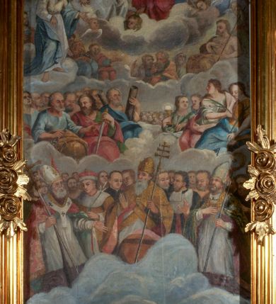 Zdjęcie nr 34: Przyścienny architektoniczny ołtarz jednoosiowy i jednokondygnacjowy, ze zwieńczeniem. Ołtarz jest murowany, w formie prostopadłościennej, skrzyni z portatylem i drewnianym antepedium. Nastawa ołtarzowa jest osadzona na dwóch flankujących mensę wysokich, ukośnych cokołach. Część środkową retabulum ujmuje para skośnie ustawionych filarów, pilastrów i kolumn o korynckich kapitelach wspierających subtelnie wyłamujące się ponad nimi, przerwane w partii architrawu i fryzu belkowanie. Zwieńczenie jest w formie przerwanego, półkolistego skośnie ustawionego przyczółka. Boki cokołu retabulum zdobi motyw wazonów. Pole ujętego profilowaną, złoconą ramą antepedium wypełniają trzy okrągłe medaliony, środkowy z monogramem imienia Jezus, w dwóch bocznych litery A i Ω, a w narożach motywy akantu. Część środkowa retabulum jest zaaranżowana w formie wnęki w kształcie stojącego prostokąta zamkniętego nadwieszonym łukiem półkolistym, ujętej profilowaną, złocona ramą, której dłuższe boki zdobią różane gałązki z kwiatami. Pośrodku belkowania znajduje się fantazyjny, rocaille&#039;owy kartusz. Boki zwieńczenia zdobią figury czterech ewangelistów wraz z ich symbolami od prawej: św. Marek z lwem, św. Jan z orłem, św. Mateusz (brak), św. Łukasz z wołem. Pośrodku zwieńczenia znajduje się promienista gloria o alternowanych promieniach, z wieńcem srebrzonych obłoków oraz z trójkątem z okiem Opatrzności Bożej w centrum. Po bokach retabulum umieszczono figury św. Wojciecha po prawej i św. Stanisława po lewej stronie. 
Tabernakulum jest w formie niewielkiej, prostopadłościennej skrzynki obitej miedzianą blachą z trybowanym chryzmonem na drzwiczkach i mniejszymi scenami figuralnymi w obramowaniu.

 Struktura ołtarza utrzymana jest w kolorze kremowym, detal architektoniczny i ornamentyka są złocone.   

