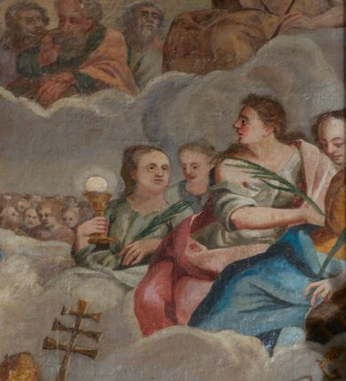 Zdjęcie nr 41: Przyścienny architektoniczny ołtarz jednoosiowy i jednokondygnacjowy, ze zwieńczeniem. Ołtarz jest murowany, w formie prostopadłościennej, skrzyni z portatylem i drewnianym antepedium. Nastawa ołtarzowa jest osadzona na dwóch flankujących mensę wysokich, ukośnych cokołach. Część środkową retabulum ujmuje para skośnie ustawionych filarów, pilastrów i kolumn o korynckich kapitelach wspierających subtelnie wyłamujące się ponad nimi, przerwane w partii architrawu i fryzu belkowanie. Zwieńczenie jest w formie przerwanego, półkolistego skośnie ustawionego przyczółka. Boki cokołu retabulum zdobi motyw wazonów. Pole ujętego profilowaną, złoconą ramą antepedium wypełniają trzy okrągłe medaliony, środkowy z monogramem imienia Jezus, w dwóch bocznych litery A i Ω, a w narożach motywy akantu. Część środkowa retabulum jest zaaranżowana w formie wnęki w kształcie stojącego prostokąta zamkniętego nadwieszonym łukiem półkolistym, ujętej profilowaną, złocona ramą, której dłuższe boki zdobią różane gałązki z kwiatami. Pośrodku belkowania znajduje się fantazyjny, rocaille&#039;owy kartusz. Boki zwieńczenia zdobią figury czterech ewangelistów wraz z ich symbolami od prawej: św. Marek z lwem, św. Jan z orłem, św. Mateusz (brak), św. Łukasz z wołem. Pośrodku zwieńczenia znajduje się promienista gloria o alternowanych promieniach, z wieńcem srebrzonych obłoków oraz z trójkątem z okiem Opatrzności Bożej w centrum. Po bokach retabulum umieszczono figury św. Wojciecha po prawej i św. Stanisława po lewej stronie. 
Tabernakulum jest w formie niewielkiej, prostopadłościennej skrzynki obitej miedzianą blachą z trybowanym chryzmonem na drzwiczkach i mniejszymi scenami figuralnymi w obramowaniu.

 Struktura ołtarza utrzymana jest w kolorze kremowym, detal architektoniczny i ornamentyka są złocone.   

