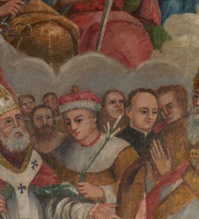 Zdjęcie nr 44: Przyścienny architektoniczny ołtarz jednoosiowy i jednokondygnacjowy, ze zwieńczeniem. Ołtarz jest murowany, w formie prostopadłościennej, skrzyni z portatylem i drewnianym antepedium. Nastawa ołtarzowa jest osadzona na dwóch flankujących mensę wysokich, ukośnych cokołach. Część środkową retabulum ujmuje para skośnie ustawionych filarów, pilastrów i kolumn o korynckich kapitelach wspierających subtelnie wyłamujące się ponad nimi, przerwane w partii architrawu i fryzu belkowanie. Zwieńczenie jest w formie przerwanego, półkolistego skośnie ustawionego przyczółka. Boki cokołu retabulum zdobi motyw wazonów. Pole ujętego profilowaną, złoconą ramą antepedium wypełniają trzy okrągłe medaliony, środkowy z monogramem imienia Jezus, w dwóch bocznych litery A i Ω, a w narożach motywy akantu. Część środkowa retabulum jest zaaranżowana w formie wnęki w kształcie stojącego prostokąta zamkniętego nadwieszonym łukiem półkolistym, ujętej profilowaną, złocona ramą, której dłuższe boki zdobią różane gałązki z kwiatami. Pośrodku belkowania znajduje się fantazyjny, rocaille&#039;owy kartusz. Boki zwieńczenia zdobią figury czterech ewangelistów wraz z ich symbolami od prawej: św. Marek z lwem, św. Jan z orłem, św. Mateusz (brak), św. Łukasz z wołem. Pośrodku zwieńczenia znajduje się promienista gloria o alternowanych promieniach, z wieńcem srebrzonych obłoków oraz z trójkątem z okiem Opatrzności Bożej w centrum. Po bokach retabulum umieszczono figury św. Wojciecha po prawej i św. Stanisława po lewej stronie. 
Tabernakulum jest w formie niewielkiej, prostopadłościennej skrzynki obitej miedzianą blachą z trybowanym chryzmonem na drzwiczkach i mniejszymi scenami figuralnymi w obramowaniu.

 Struktura ołtarza utrzymana jest w kolorze kremowym, detal architektoniczny i ornamentyka są złocone.   

