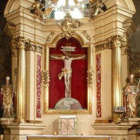 Zdjęcie nr 1: Przyścienny architektoniczny ołtarz jednoosiowy i jednokondygnacjowy, ze zwieńczeniem. Ołtarz jest murowany, w formie prostopadłościennej, skrzyni z portatylem i drewnianym antepedium. Nastawa ołtarzowa jest osadzona na dwóch flankujących mensę wysokich, ukośnych cokołach. Część środkową retabulum ujmuje para skośnie ustawionych filarów, pilastrów i kolumn o korynckich kapitelach wspierających subtelnie wyłamujące się ponad nimi, przerwane w partii architrawu i fryzu belkowanie. Zwieńczenie jest w formie przerwanego, półkolistego skośnie ustawionego przyczółka. Boki cokołu retabulum zdobi motyw wazonów. Pole ujętego profilowaną, złoconą ramą antepedium wypełniają trzy okrągłe medaliony, środkowy z monogramem imienia Jezus, w dwóch bocznych litery A i Ω, a w narożach motywy akantu. Część środkowa retabulum jest zaaranżowana w formie wnęki w kształcie stojącego prostokąta zamkniętego nadwieszonym łukiem półkolistym, ujętej profilowaną, złocona ramą, której dłuższe boki zdobią różane gałązki z kwiatami. Pośrodku belkowania znajduje się fantazyjny, rocaille'owy kartusz. Boki zwieńczenia zdobią figury czterech ewangelistów wraz z ich symbolami od prawej: św. Marek z lwem, św. Jan z orłem, św. Mateusz (brak), św. Łukasz z wołem. Pośrodku zwieńczenia znajduje się promienista gloria o alternowanych promieniach, z wieńcem srebrzonych obłoków oraz z trójkątem z okiem Opatrzności Bożej w centrum. Po bokach retabulum umieszczono figury św. Wojciecha po prawej i św. Stanisława po lewej stronie. 
Tabernakulum jest w formie niewielkiej, prostopadłościennej skrzynki obitej miedzianą blachą z trybowanym chryzmonem na drzwiczkach i mniejszymi scenami figuralnymi w obramowaniu.

 Struktura ołtarza utrzymana jest w kolorze kremowym, detal architektoniczny i ornamentyka są złocone.   

