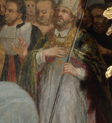 Zdjęcie nr 47: Przyścienny architektoniczny ołtarz jednoosiowy i jednokondygnacjowy, ze zwieńczeniem. Ołtarz jest murowany, w formie prostopadłościennej, skrzyni z portatylem i drewnianym antepedium. Nastawa ołtarzowa jest osadzona na dwóch flankujących mensę wysokich, ukośnych cokołach. Część środkową retabulum ujmuje para skośnie ustawionych filarów, pilastrów i kolumn o korynckich kapitelach wspierających subtelnie wyłamujące się ponad nimi, przerwane w partii architrawu i fryzu belkowanie. Zwieńczenie jest w formie przerwanego, półkolistego skośnie ustawionego przyczółka. Boki cokołu retabulum zdobi motyw wazonów. Pole ujętego profilowaną, złoconą ramą antepedium wypełniają trzy okrągłe medaliony, środkowy z monogramem imienia Jezus, w dwóch bocznych litery A i Ω, a w narożach motywy akantu. Część środkowa retabulum jest zaaranżowana w formie wnęki w kształcie stojącego prostokąta zamkniętego nadwieszonym łukiem półkolistym, ujętej profilowaną, złocona ramą, której dłuższe boki zdobią różane gałązki z kwiatami. Pośrodku belkowania znajduje się fantazyjny, rocaille&#039;owy kartusz. Boki zwieńczenia zdobią figury czterech ewangelistów wraz z ich symbolami od prawej: św. Marek z lwem, św. Jan z orłem, św. Mateusz (brak), św. Łukasz z wołem. Pośrodku zwieńczenia znajduje się promienista gloria o alternowanych promieniach, z wieńcem srebrzonych obłoków oraz z trójkątem z okiem Opatrzności Bożej w centrum. Po bokach retabulum umieszczono figury św. Wojciecha po prawej i św. Stanisława po lewej stronie. 
Tabernakulum jest w formie niewielkiej, prostopadłościennej skrzynki obitej miedzianą blachą z trybowanym chryzmonem na drzwiczkach i mniejszymi scenami figuralnymi w obramowaniu.

 Struktura ołtarza utrzymana jest w kolorze kremowym, detal architektoniczny i ornamentyka są złocone.   

