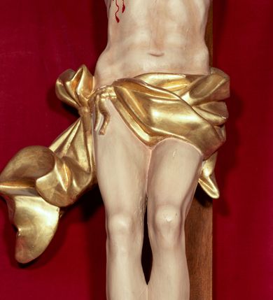 Zdjęcie nr 3: Drewniana, pełnoplastyczna, polichromowana figura Chrystusa Ukrzyżowanego w typie Christo vivo na drewnianym krzyżu znajduje się we wnęce części środkowej ołtarza głównego w kościele pw. Wszystkich Świętych w Babicach. Sylwetkę charakteryzuje wyrazista muskulatura ciała. Zwróconą w trzech czwartych w lewo głowę, lekko pochyloną w dół, charakteryzuje pociągła twarz o wyrazistych rysach, lekko przymkniętych oczach i z krótkim, rozdwojonym na końcu zarostem. Długie, brązowe, skręcone w pukle włosy opadają na plecy i prawe ramię. Głowę wieńczy złocona, cierniowa korona i okalają trzy wiązki złoconych promieni. Ramiona są w płytkim, T-kształtnym zwisie, klatka piersiowa z zaznaczoną linią żeber. Biodra osłania krótkie, złocone, przewiązane sznurem, mocno fałdowane perizonium z długim, rozwianym zwisem na prawym boku. Nogi przybite są jednym gwoździem. Na czole, torsie, rękach i stopach widoczne są strużki krwi. W górnej części pionowej belki krzyża znajduje się srebrzony titulus ze złoconym napisem: INRI. Wnęka przesłaniana jest zasuwą z przedstawieniem Wszystkich Świętych.         

  