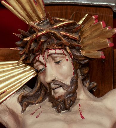 Zdjęcie nr 2: Drewniana, pełnoplastyczna, polichromowana figura Chrystusa Ukrzyżowanego w typie Christo vivo na drewnianym krzyżu znajduje się we wnęce części środkowej ołtarza głównego w kościele pw. Wszystkich Świętych w Babicach. Sylwetkę charakteryzuje wyrazista muskulatura ciała. Zwróconą w trzech czwartych w lewo głowę, lekko pochyloną w dół, charakteryzuje pociągła twarz o wyrazistych rysach, lekko przymkniętych oczach i z krótkim, rozdwojonym na końcu zarostem. Długie, brązowe, skręcone w pukle włosy opadają na plecy i prawe ramię. Głowę wieńczy złocona, cierniowa korona i okalają trzy wiązki złoconych promieni. Ramiona są w płytkim, T-kształtnym zwisie, klatka piersiowa z zaznaczoną linią żeber. Biodra osłania krótkie, złocone, przewiązane sznurem, mocno fałdowane perizonium z długim, rozwianym zwisem na prawym boku. Nogi przybite są jednym gwoździem. Na czole, torsie, rękach i stopach widoczne są strużki krwi. W górnej części pionowej belki krzyża znajduje się srebrzony titulus ze złoconym napisem: INRI. Wnęka przesłaniana jest zasuwą z przedstawieniem Wszystkich Świętych.         

  