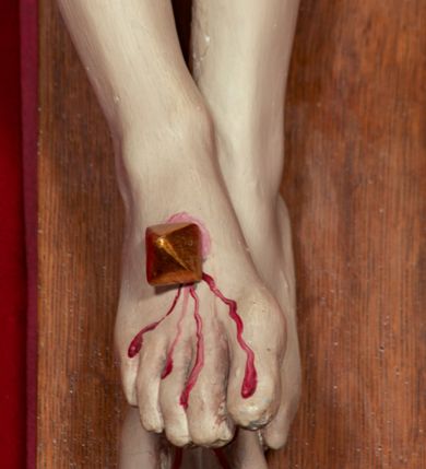 Zdjęcie nr 6: Drewniana, pełnoplastyczna, polichromowana figura Chrystusa Ukrzyżowanego w typie Christo vivo na drewnianym krzyżu znajduje się we wnęce części środkowej ołtarza głównego w kościele pw. Wszystkich Świętych w Babicach. Sylwetkę charakteryzuje wyrazista muskulatura ciała. Zwróconą w trzech czwartych w lewo głowę, lekko pochyloną w dół, charakteryzuje pociągła twarz o wyrazistych rysach, lekko przymkniętych oczach i z krótkim, rozdwojonym na końcu zarostem. Długie, brązowe, skręcone w pukle włosy opadają na plecy i prawe ramię. Głowę wieńczy złocona, cierniowa korona i okalają trzy wiązki złoconych promieni. Ramiona są w płytkim, T-kształtnym zwisie, klatka piersiowa z zaznaczoną linią żeber. Biodra osłania krótkie, złocone, przewiązane sznurem, mocno fałdowane perizonium z długim, rozwianym zwisem na prawym boku. Nogi przybite są jednym gwoździem. Na czole, torsie, rękach i stopach widoczne są strużki krwi. W górnej części pionowej belki krzyża znajduje się srebrzony titulus ze złoconym napisem: INRI. Wnęka przesłaniana jest zasuwą z przedstawieniem Wszystkich Świętych.         

  