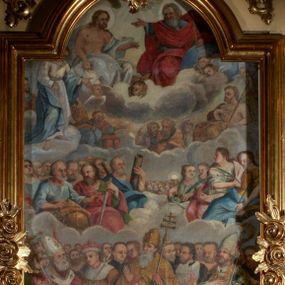 Zdjęcie nr 1: Obraz w kształcie stojącego prostokąta zamkniętego łukiem półkolistym z uskokiem. Wielopostaciowa kompozycja podzielona jest na cztery sfery ujmujące kolejne grupy świętych oraz usytuowaną w najwyższej części obrazu, Trójcę Świętą. Na pierwszym planie pas szaro-błęktinych obłoków, powyżej grupa świętych. Pośrodku, na pierwszym planie znajduje się sylwetka papieża w złotej kapie, mitrze na głowie i z ferulą w lewej ręce. Po lewej stronie jest arcybiskup w sutannie, rokiecie, kapie i paliuszu na ramionach, na głowie ma infułę, a w ręce krzyż patriarchalny, po prawej zaś stronie biskup z pastorałem z dłoni. W głębi, w tłumie świętych można rozpoznać św. Kazimierza w stroju i mitrze książęcej, z białą lilią w rękach, św. Jana Kantego w todze profesorskiej czy św. Stanisława Kostkę o młodzieńczych rysach, w sutannie. W wyższym poziomie, po lewej stronie jest grupa apostołów m.in. Piotr z kluczami, Paweł z mieczem i Andrzej z krzyżem w kształcie litery „X” , po prawej święte dziewice i męczennice – Katarzyna Aleksandryjska z kołem czy Barbara z kielichem.  Powyżej, pomiędzy obłokami niezidentyfikowani święci oraz postaci stojącej Marii oraz Jana Chrzciciela w melocie. U szczytu pola obrazowego Trójca Święta siedząca na pasie obłoków, pośród których są uskrzydlone główki anielskie. Jasna, pastelowa kolorystyka, z przewagą rozbielonych szarości, błękitów i różów. Miękki, delikatny modelunek światłocieniowy.