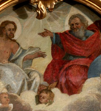 Zdjęcie nr 5: Obraz w kształcie stojącego prostokąta zamkniętego łukiem półkolistym z uskokiem. Wielopostaciowa kompozycja podzielona jest na cztery sfery ujmujące kolejne grupy świętych oraz usytuowaną w najwyższej części obrazu, Trójcę Świętą. Na pierwszym planie pas szaro-błęktinych obłoków, powyżej grupa świętych. Pośrodku, na pierwszym planie znajduje się sylwetka papieża w złotej kapie, mitrze na głowie i z ferulą w lewej ręce. Po lewej stronie jest arcybiskup w sutannie, rokiecie, kapie i paliuszu na ramionach, na głowie ma infułę, a w ręce krzyż patriarchalny, po prawej zaś stronie biskup z pastorałem z dłoni. W głębi, w tłumie świętych można rozpoznać św. Kazimierza w stroju i mitrze książęcej, z białą lilią w rękach, św. Jana Kantego w todze profesorskiej czy św. Stanisława Kostkę o młodzieńczych rysach, w sutannie. W wyższym poziomie, po lewej stronie jest grupa apostołów m.in. Piotr z kluczami, Paweł z mieczem i Andrzej z krzyżem w kształcie litery „X” , po prawej święte dziewice i męczennice – Katarzyna Aleksandryjska z kołem czy Barbara z kielichem.  Powyżej, pomiędzy obłokami niezidentyfikowani święci oraz postaci stojącej Marii oraz Jana Chrzciciela w melocie. U szczytu pola obrazowego Trójca Święta siedząca na pasie obłoków, pośród których są uskrzydlone główki anielskie. Jasna, pastelowa kolorystyka, z przewagą rozbielonych szarości, błękitów i różów. Miękki, delikatny modelunek światłocieniowy.