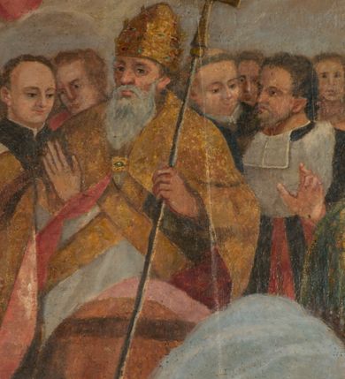 Zdjęcie nr 11: Obraz w kształcie stojącego prostokąta zamkniętego łukiem półkolistym z uskokiem. Wielopostaciowa kompozycja podzielona jest na cztery sfery ujmujące kolejne grupy świętych oraz usytuowaną w najwyższej części obrazu, Trójcę Świętą. Na pierwszym planie pas szaro-błęktinych obłoków, powyżej grupa świętych. Pośrodku, na pierwszym planie znajduje się sylwetka papieża w złotej kapie, mitrze na głowie i z ferulą w lewej ręce. Po lewej stronie jest arcybiskup w sutannie, rokiecie, kapie i paliuszu na ramionach, na głowie ma infułę, a w ręce krzyż patriarchalny, po prawej zaś stronie biskup z pastorałem z dłoni. W głębi, w tłumie świętych można rozpoznać św. Kazimierza w stroju i mitrze książęcej, z białą lilią w rękach, św. Jana Kantego w todze profesorskiej czy św. Stanisława Kostkę o młodzieńczych rysach, w sutannie. W wyższym poziomie, po lewej stronie jest grupa apostołów m.in. Piotr z kluczami, Paweł z mieczem i Andrzej z krzyżem w kształcie litery „X” , po prawej święte dziewice i męczennice – Katarzyna Aleksandryjska z kołem czy Barbara z kielichem.  Powyżej, pomiędzy obłokami niezidentyfikowani święci oraz postaci stojącej Marii oraz Jana Chrzciciela w melocie. U szczytu pola obrazowego Trójca Święta siedząca na pasie obłoków, pośród których są uskrzydlone główki anielskie. Jasna, pastelowa kolorystyka, z przewagą rozbielonych szarości, błękitów i różów. Miękki, delikatny modelunek światłocieniowy.