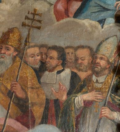 Zdjęcie nr 10: Obraz w kształcie stojącego prostokąta zamkniętego łukiem półkolistym z uskokiem. Wielopostaciowa kompozycja podzielona jest na cztery sfery ujmujące kolejne grupy świętych oraz usytuowaną w najwyższej części obrazu, Trójcę Świętą. Na pierwszym planie pas szaro-błęktinych obłoków, powyżej grupa świętych. Pośrodku, na pierwszym planie znajduje się sylwetka papieża w złotej kapie, mitrze na głowie i z ferulą w lewej ręce. Po lewej stronie jest arcybiskup w sutannie, rokiecie, kapie i paliuszu na ramionach, na głowie ma infułę, a w ręce krzyż patriarchalny, po prawej zaś stronie biskup z pastorałem z dłoni. W głębi, w tłumie świętych można rozpoznać św. Kazimierza w stroju i mitrze książęcej, z białą lilią w rękach, św. Jana Kantego w todze profesorskiej czy św. Stanisława Kostkę o młodzieńczych rysach, w sutannie. W wyższym poziomie, po lewej stronie jest grupa apostołów m.in. Piotr z kluczami, Paweł z mieczem i Andrzej z krzyżem w kształcie litery „X” , po prawej święte dziewice i męczennice – Katarzyna Aleksandryjska z kołem czy Barbara z kielichem.  Powyżej, pomiędzy obłokami niezidentyfikowani święci oraz postaci stojącej Marii oraz Jana Chrzciciela w melocie. U szczytu pola obrazowego Trójca Święta siedząca na pasie obłoków, pośród których są uskrzydlone główki anielskie. Jasna, pastelowa kolorystyka, z przewagą rozbielonych szarości, błękitów i różów. Miękki, delikatny modelunek światłocieniowy.