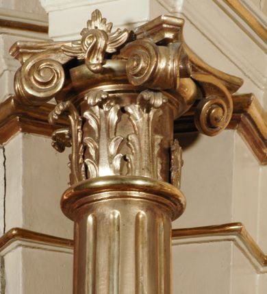 Zdjęcie nr 3: Ołtarz przyścienny, narożny, usytuowany po prawej stronie, w pierwszym od prezbiterium przęśle nawy, przy ścianie tęczowej. Architektoniczny, jednokondygnacyjny ze zwieńczeniem. Mensa murowana, prostopadłościenna, w typie skrzyniowym, z relikwiami nieznanego z imienia jednego ze świętych męczenników. Antepedium z blachy w drewnianej ramie, z monogramem imienia Jezus w centrum. Niewielkie, drewniane tabernakulum architektoniczne, na cokole. Jednoskrzydłowe drzwiczki zdobione płaskorzeźbionym kielichem z hostią, flankowane pilastrami o trzonach spływających wolutowo, podtrzymujących wyłamany gzyms. Nastawa ołtarzowa wsparta na flankujących mensę wysokich, dwudzielnych postumentach, dekorowanych złoconymi płycinami zdobionymi rocaille'em. Części boczne na całej wysokości ustawione ukośnie w stosunku do osi środkowej ołtarza. Wysunięte przed zdwojone pilastry z trzonami dekorowanymi rocaille'ami, kolumny o kanelowanych na całej wysokości, złoconych trzonach i kompozytowych kapitelach, dźwigają bogato profilowane, gierowane, pełne belkowanie, wyłamane na osi podpór. Wieńczy je przerwany, półkolisty przyczółek. W polu nastawy złocona, profilowana rama o kształcie stojącego, podciętego półkoliście u podstawy prostokąta zamkniętego łukiem wklęsło-wypukłym z uskokiem. Poniżej i powyżej złocone aplikacje w formie mocno przestylizowanych liści akantu i muszli palmetowych. Wewnątrz wysuwane dwa obrazy: z Matką Boską Różańcową w sukience i ze św. Anną (obecnie niedostępny – popsuty mechanizm wysuwający). Na belkowaniu osadzony rocaille'owy kartusz. Zwieńczenie o wykrojonych wolutowo bokach zamknięte łukiem wklęsło-wypukłym, utworzonym przez dwie przeciwstawne woluty. U szczytu złocona, ażurowo wycinana muszla palmetowa. W polu zwieńczenia obraz na płótnie ze św. Józefem i Dzieciątkiem w kształcie stojącego prostokąta o ściętych krawędziach dolnych i wklęsłych bokach, zamkniętego łukiem wklęsło-wypukłym z uskokiem. Flankują go dwie niewielkie aplikacje rocaille'owe. Na tylne postumenty cokołu spływają woluty, lewa z monogramem maryjnym. 
Ołtarz obecnie przemalowany na kremowo. Ornamenty, załamania profili, ramy, trzony kolumn są złocone.