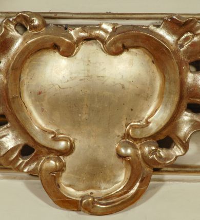 Zdjęcie nr 4: Ołtarz przyścienny, narożny, usytuowany po prawej stronie, w pierwszym od prezbiterium przęśle nawy, przy ścianie tęczowej. Architektoniczny, jednokondygnacyjny ze zwieńczeniem. Mensa murowana, prostopadłościenna, w typie skrzyniowym, z relikwiami nieznanego z imienia jednego ze świętych męczenników. Antepedium z blachy w drewnianej ramie, z monogramem imienia Jezus w centrum. Niewielkie, drewniane tabernakulum architektoniczne, na cokole. Jednoskrzydłowe drzwiczki zdobione płaskorzeźbionym kielichem z hostią, flankowane pilastrami o trzonach spływających wolutowo, podtrzymujących wyłamany gzyms. Nastawa ołtarzowa wsparta na flankujących mensę wysokich, dwudzielnych postumentach, dekorowanych złoconymi płycinami zdobionymi rocaille'em. Części boczne na całej wysokości ustawione ukośnie w stosunku do osi środkowej ołtarza. Wysunięte przed zdwojone pilastry z trzonami dekorowanymi rocaille'ami, kolumny o kanelowanych na całej wysokości, złoconych trzonach i kompozytowych kapitelach, dźwigają bogato profilowane, gierowane, pełne belkowanie, wyłamane na osi podpór. Wieńczy je przerwany, półkolisty przyczółek. W polu nastawy złocona, profilowana rama o kształcie stojącego, podciętego półkoliście u podstawy prostokąta zamkniętego łukiem wklęsło-wypukłym z uskokiem. Poniżej i powyżej złocone aplikacje w formie mocno przestylizowanych liści akantu i muszli palmetowych. Wewnątrz wysuwane dwa obrazy: z Matką Boską Różańcową w sukience i ze św. Anną (obecnie niedostępny – popsuty mechanizm wysuwający). Na belkowaniu osadzony rocaille'owy kartusz. Zwieńczenie o wykrojonych wolutowo bokach zamknięte łukiem wklęsło-wypukłym, utworzonym przez dwie przeciwstawne woluty. U szczytu złocona, ażurowo wycinana muszla palmetowa. W polu zwieńczenia obraz na płótnie ze św. Józefem i Dzieciątkiem w kształcie stojącego prostokąta o ściętych krawędziach dolnych i wklęsłych bokach, zamkniętego łukiem wklęsło-wypukłym z uskokiem. Flankują go dwie niewielkie aplikacje rocaille'owe. Na tylne postumenty cokołu spływają woluty, lewa z monogramem maryjnym. 
Ołtarz obecnie przemalowany na kremowo. Ornamenty, załamania profili, ramy, trzony kolumn są złocone.