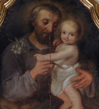 Zdjęcie nr 13: Ołtarz przyścienny, narożny, usytuowany po prawej stronie, w pierwszym od prezbiterium przęśle nawy, przy ścianie tęczowej. Architektoniczny, jednokondygnacyjny ze zwieńczeniem. Mensa murowana, prostopadłościenna, w typie skrzyniowym, z relikwiami nieznanego z imienia jednego ze świętych męczenników. Antepedium z blachy w drewnianej ramie, z monogramem imienia Jezus w centrum. Niewielkie, drewniane tabernakulum architektoniczne, na cokole. Jednoskrzydłowe drzwiczki zdobione płaskorzeźbionym kielichem z hostią, flankowane pilastrami o trzonach spływających wolutowo, podtrzymujących wyłamany gzyms. Nastawa ołtarzowa wsparta na flankujących mensę wysokich, dwudzielnych postumentach, dekorowanych złoconymi płycinami zdobionymi rocaille&#039;em. Części boczne na całej wysokości ustawione ukośnie w stosunku do osi środkowej ołtarza. Wysunięte przed zdwojone pilastry z trzonami dekorowanymi rocaille&#039;ami, kolumny o kanelowanych na całej wysokości, złoconych trzonach i kompozytowych kapitelach, dźwigają bogato profilowane, gierowane, pełne belkowanie, wyłamane na osi podpór. Wieńczy je przerwany, półkolisty przyczółek. W polu nastawy złocona, profilowana rama o kształcie stojącego, podciętego półkoliście u podstawy prostokąta zamkniętego łukiem wklęsło-wypukłym z uskokiem. Poniżej i powyżej złocone aplikacje w formie mocno przestylizowanych liści akantu i muszli palmetowych. Wewnątrz wysuwane dwa obrazy: z Matką Boską Różańcową w sukience i ze św. Anną (obecnie niedostępny – popsuty mechanizm wysuwający). Na belkowaniu osadzony rocaille&#039;owy kartusz. Zwieńczenie o wykrojonych wolutowo bokach zamknięte łukiem wklęsło-wypukłym, utworzonym przez dwie przeciwstawne woluty. U szczytu złocona, ażurowo wycinana muszla palmetowa. W polu zwieńczenia obraz na płótnie ze św. Józefem i Dzieciątkiem w kształcie stojącego prostokąta o ściętych krawędziach dolnych i wklęsłych bokach, zamkniętego łukiem wklęsło-wypukłym z uskokiem. Flankują go dwie niewielkie aplikacje rocaille&#039;owe. Na tylne postumenty cokołu spływają woluty, lewa z monogramem maryjnym. 
Ołtarz obecnie przemalowany na kremowo. Ornamenty, załamania profili, ramy, trzony kolumn są złocone.