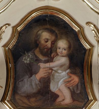 Zdjęcie nr 12: Ołtarz przyścienny, narożny, usytuowany po prawej stronie, w pierwszym od prezbiterium przęśle nawy, przy ścianie tęczowej. Architektoniczny, jednokondygnacyjny ze zwieńczeniem. Mensa murowana, prostopadłościenna, w typie skrzyniowym, z relikwiami nieznanego z imienia jednego ze świętych męczenników. Antepedium z blachy w drewnianej ramie, z monogramem imienia Jezus w centrum. Niewielkie, drewniane tabernakulum architektoniczne, na cokole. Jednoskrzydłowe drzwiczki zdobione płaskorzeźbionym kielichem z hostią, flankowane pilastrami o trzonach spływających wolutowo, podtrzymujących wyłamany gzyms. Nastawa ołtarzowa wsparta na flankujących mensę wysokich, dwudzielnych postumentach, dekorowanych złoconymi płycinami zdobionymi rocaille&#039;em. Części boczne na całej wysokości ustawione ukośnie w stosunku do osi środkowej ołtarza. Wysunięte przed zdwojone pilastry z trzonami dekorowanymi rocaille&#039;ami, kolumny o kanelowanych na całej wysokości, złoconych trzonach i kompozytowych kapitelach, dźwigają bogato profilowane, gierowane, pełne belkowanie, wyłamane na osi podpór. Wieńczy je przerwany, półkolisty przyczółek. W polu nastawy złocona, profilowana rama o kształcie stojącego, podciętego półkoliście u podstawy prostokąta zamkniętego łukiem wklęsło-wypukłym z uskokiem. Poniżej i powyżej złocone aplikacje w formie mocno przestylizowanych liści akantu i muszli palmetowych. Wewnątrz wysuwane dwa obrazy: z Matką Boską Różańcową w sukience i ze św. Anną (obecnie niedostępny – popsuty mechanizm wysuwający). Na belkowaniu osadzony rocaille&#039;owy kartusz. Zwieńczenie o wykrojonych wolutowo bokach zamknięte łukiem wklęsło-wypukłym, utworzonym przez dwie przeciwstawne woluty. U szczytu złocona, ażurowo wycinana muszla palmetowa. W polu zwieńczenia obraz na płótnie ze św. Józefem i Dzieciątkiem w kształcie stojącego prostokąta o ściętych krawędziach dolnych i wklęsłych bokach, zamkniętego łukiem wklęsło-wypukłym z uskokiem. Flankują go dwie niewielkie aplikacje rocaille&#039;owe. Na tylne postumenty cokołu spływają woluty, lewa z monogramem maryjnym. 
Ołtarz obecnie przemalowany na kremowo. Ornamenty, załamania profili, ramy, trzony kolumn są złocone.