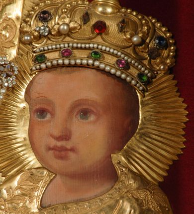 Zdjęcie nr 10: Ołtarz przyścienny, narożny, usytuowany po prawej stronie, w pierwszym od prezbiterium przęśle nawy, przy ścianie tęczowej. Architektoniczny, jednokondygnacyjny ze zwieńczeniem. Mensa murowana, prostopadłościenna, w typie skrzyniowym, z relikwiami nieznanego z imienia jednego ze świętych męczenników. Antepedium z blachy w drewnianej ramie, z monogramem imienia Jezus w centrum. Niewielkie, drewniane tabernakulum architektoniczne, na cokole. Jednoskrzydłowe drzwiczki zdobione płaskorzeźbionym kielichem z hostią, flankowane pilastrami o trzonach spływających wolutowo, podtrzymujących wyłamany gzyms. Nastawa ołtarzowa wsparta na flankujących mensę wysokich, dwudzielnych postumentach, dekorowanych złoconymi płycinami zdobionymi rocaille&#039;em. Części boczne na całej wysokości ustawione ukośnie w stosunku do osi środkowej ołtarza. Wysunięte przed zdwojone pilastry z trzonami dekorowanymi rocaille&#039;ami, kolumny o kanelowanych na całej wysokości, złoconych trzonach i kompozytowych kapitelach, dźwigają bogato profilowane, gierowane, pełne belkowanie, wyłamane na osi podpór. Wieńczy je przerwany, półkolisty przyczółek. W polu nastawy złocona, profilowana rama o kształcie stojącego, podciętego półkoliście u podstawy prostokąta zamkniętego łukiem wklęsło-wypukłym z uskokiem. Poniżej i powyżej złocone aplikacje w formie mocno przestylizowanych liści akantu i muszli palmetowych. Wewnątrz wysuwane dwa obrazy: z Matką Boską Różańcową w sukience i ze św. Anną (obecnie niedostępny – popsuty mechanizm wysuwający). Na belkowaniu osadzony rocaille&#039;owy kartusz. Zwieńczenie o wykrojonych wolutowo bokach zamknięte łukiem wklęsło-wypukłym, utworzonym przez dwie przeciwstawne woluty. U szczytu złocona, ażurowo wycinana muszla palmetowa. W polu zwieńczenia obraz na płótnie ze św. Józefem i Dzieciątkiem w kształcie stojącego prostokąta o ściętych krawędziach dolnych i wklęsłych bokach, zamkniętego łukiem wklęsło-wypukłym z uskokiem. Flankują go dwie niewielkie aplikacje rocaille&#039;owe. Na tylne postumenty cokołu spływają woluty, lewa z monogramem maryjnym. 
Ołtarz obecnie przemalowany na kremowo. Ornamenty, załamania profili, ramy, trzony kolumn są złocone.